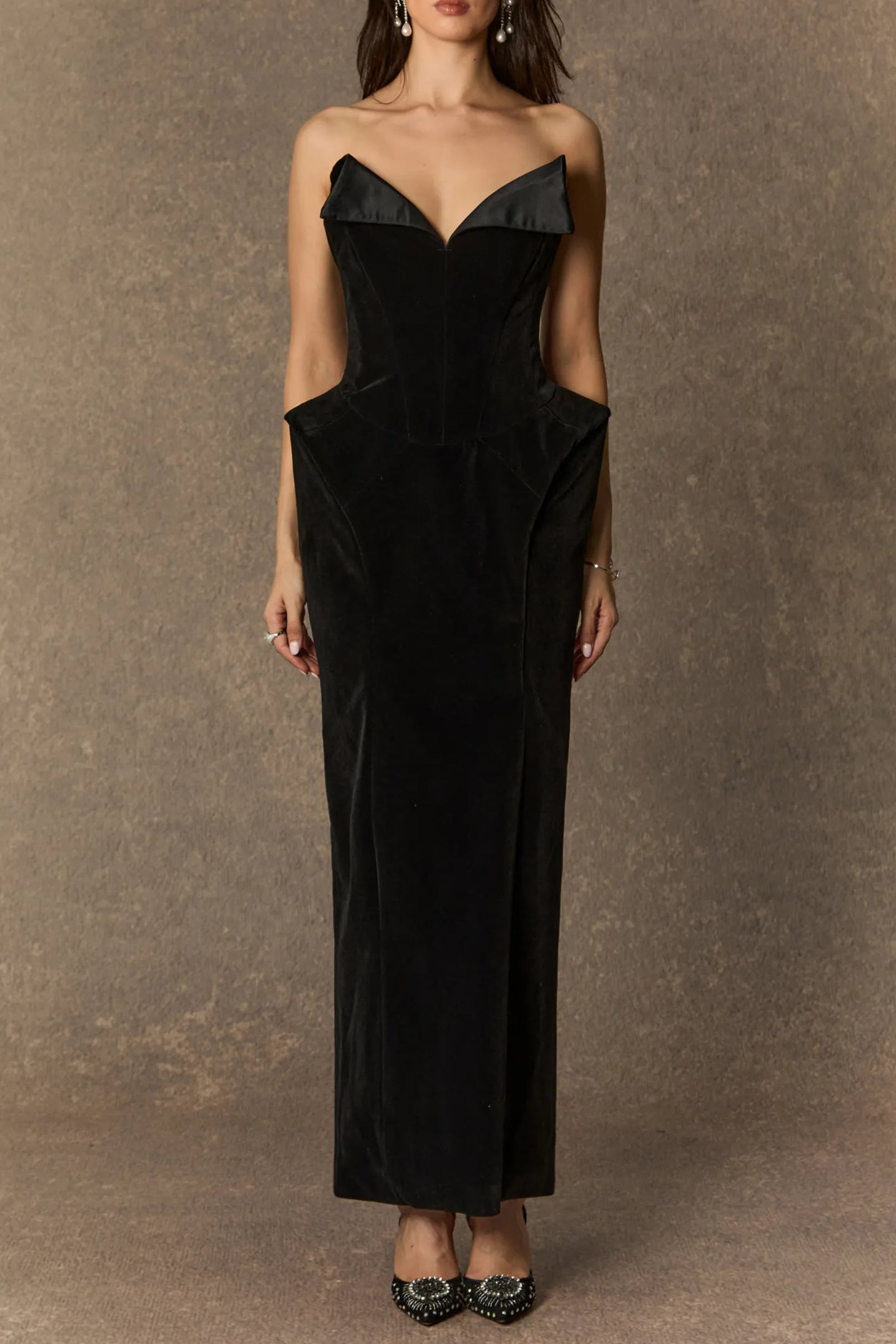 AMITY BLACK DEEP V-NECK STRAPLESS VELVET MAXI DRESS