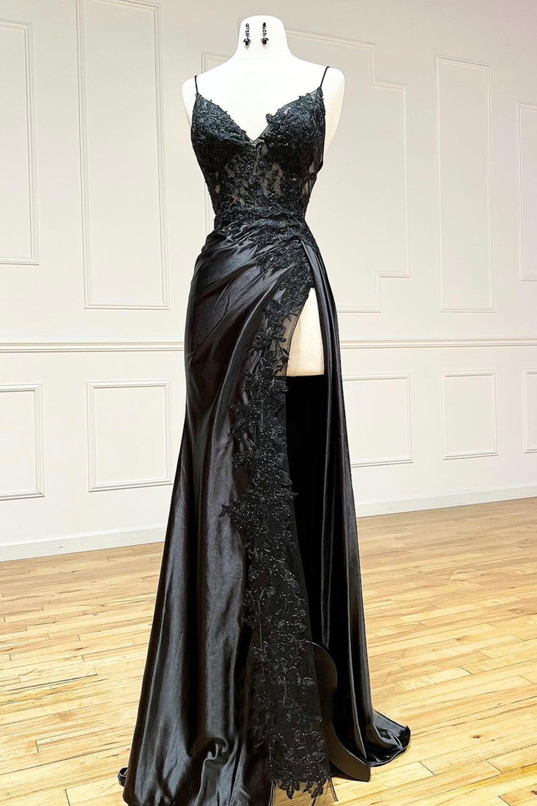 BLACK V-NECK LACE FORMAL DRESS