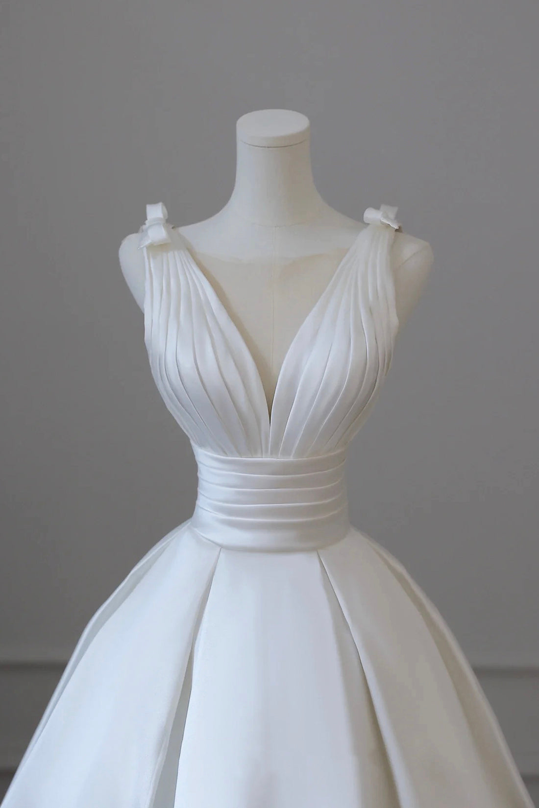 WHITE SATIN A-LINE V-NECK BOW DRESS