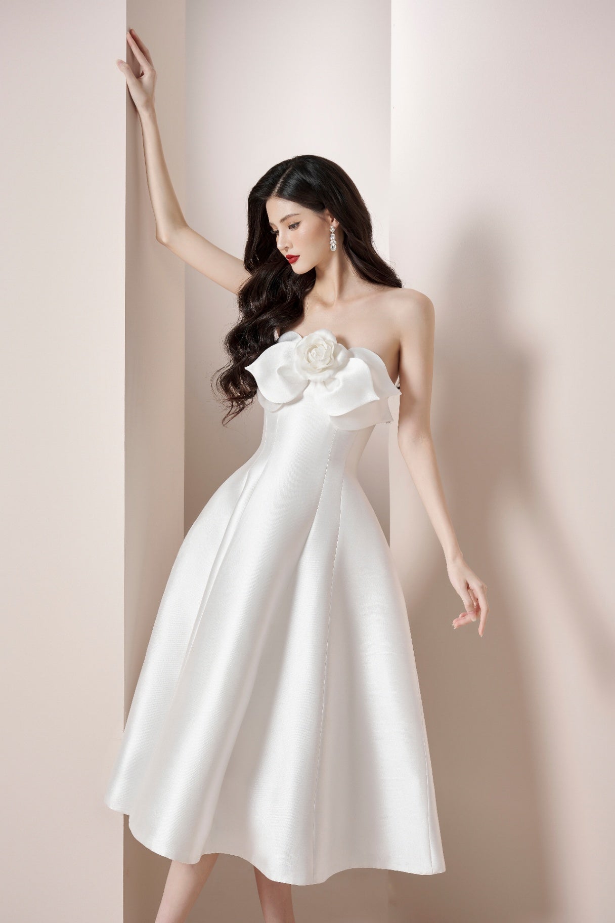 MIGNON 3D FLOWER SATIN STRAPLESS WHITE MIDI DRESS