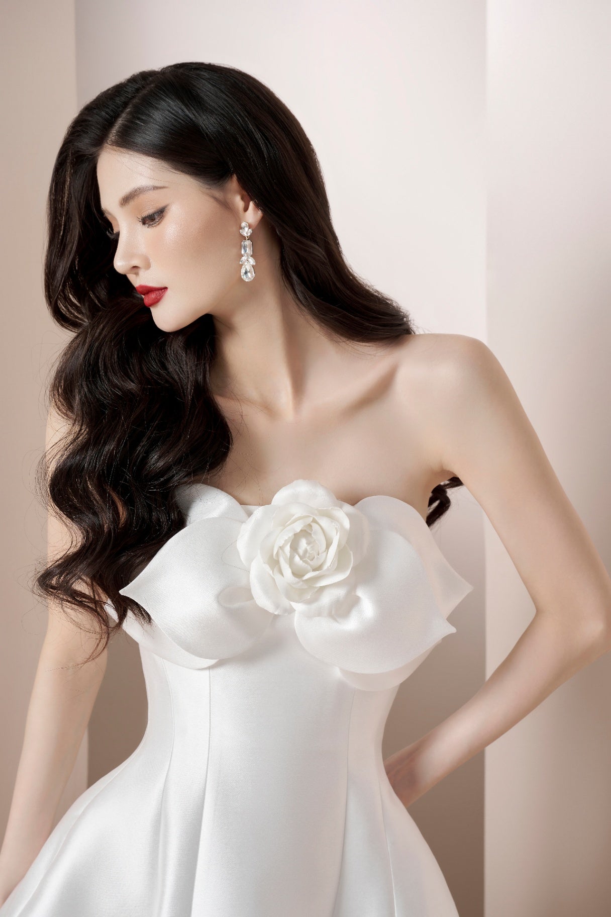 MIGNON 3D FLOWER SATIN STRAPLESS WHITE MIDI DRESS