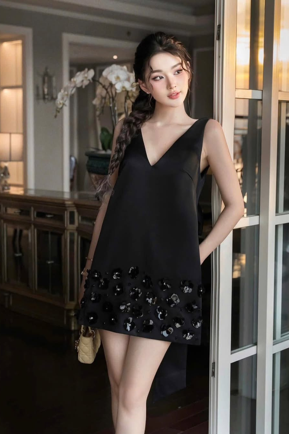 SLEEVELESS V-NECK FLOWER MINI DRESS, BLACK