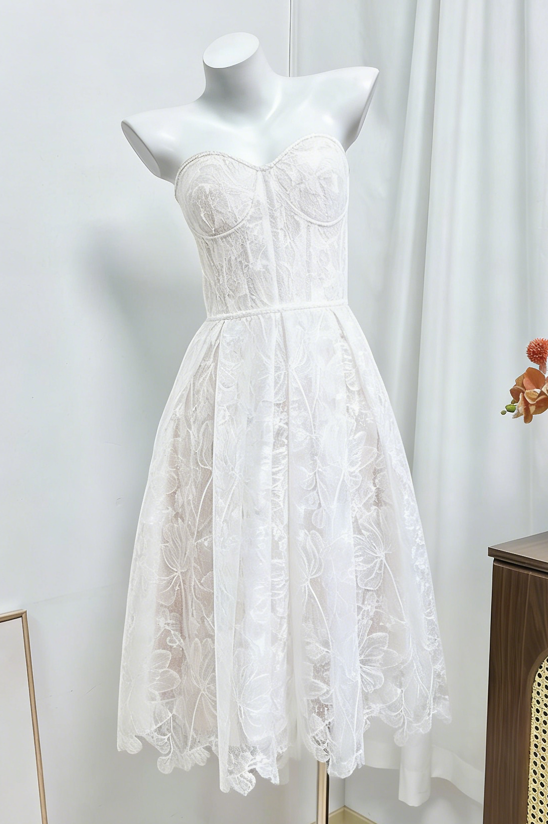 AGNENS WHITE STRAPLESS LACE MIDI DRESS