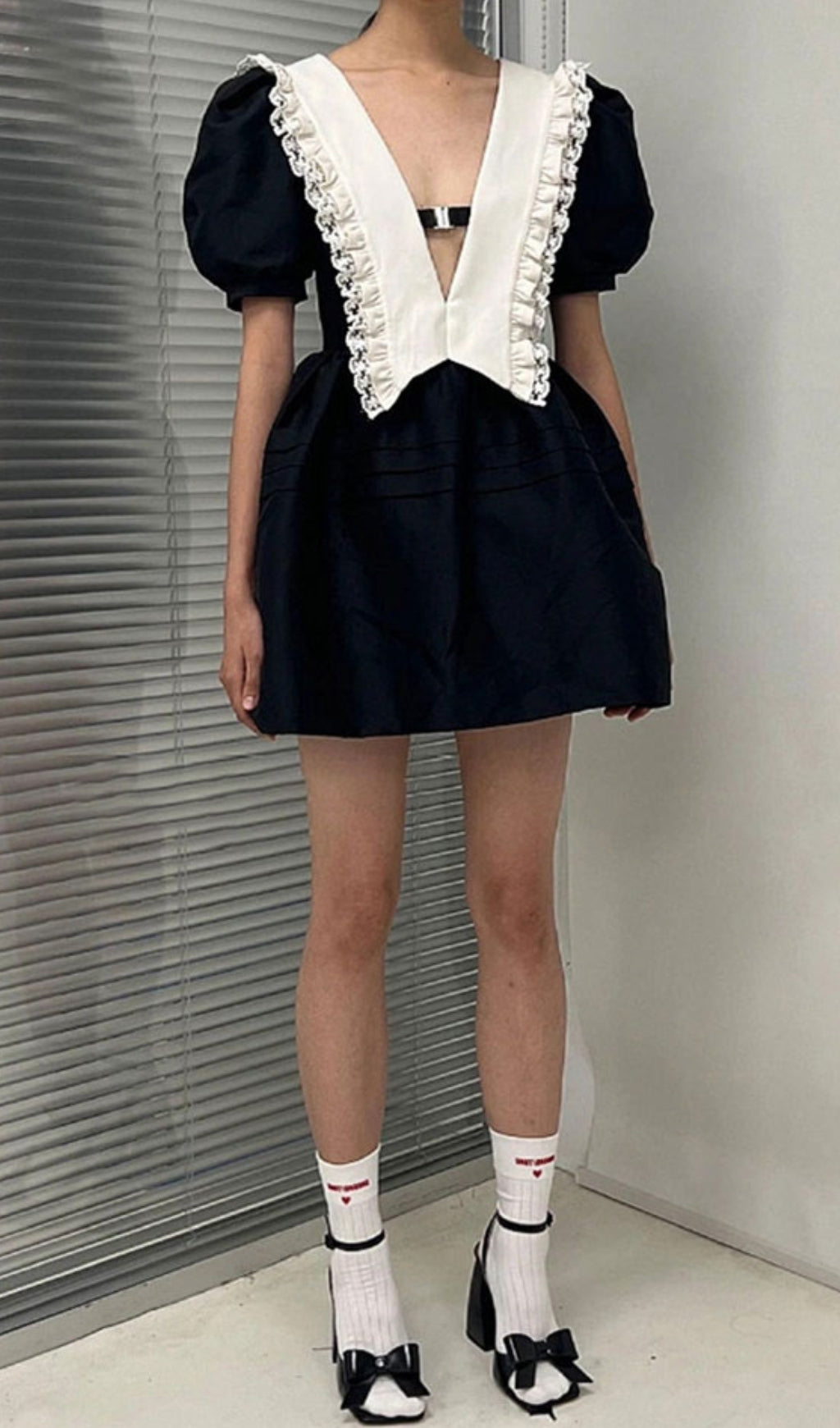 BLACK V-NECK MINI DRESS FOR COCKTAIL PARTY