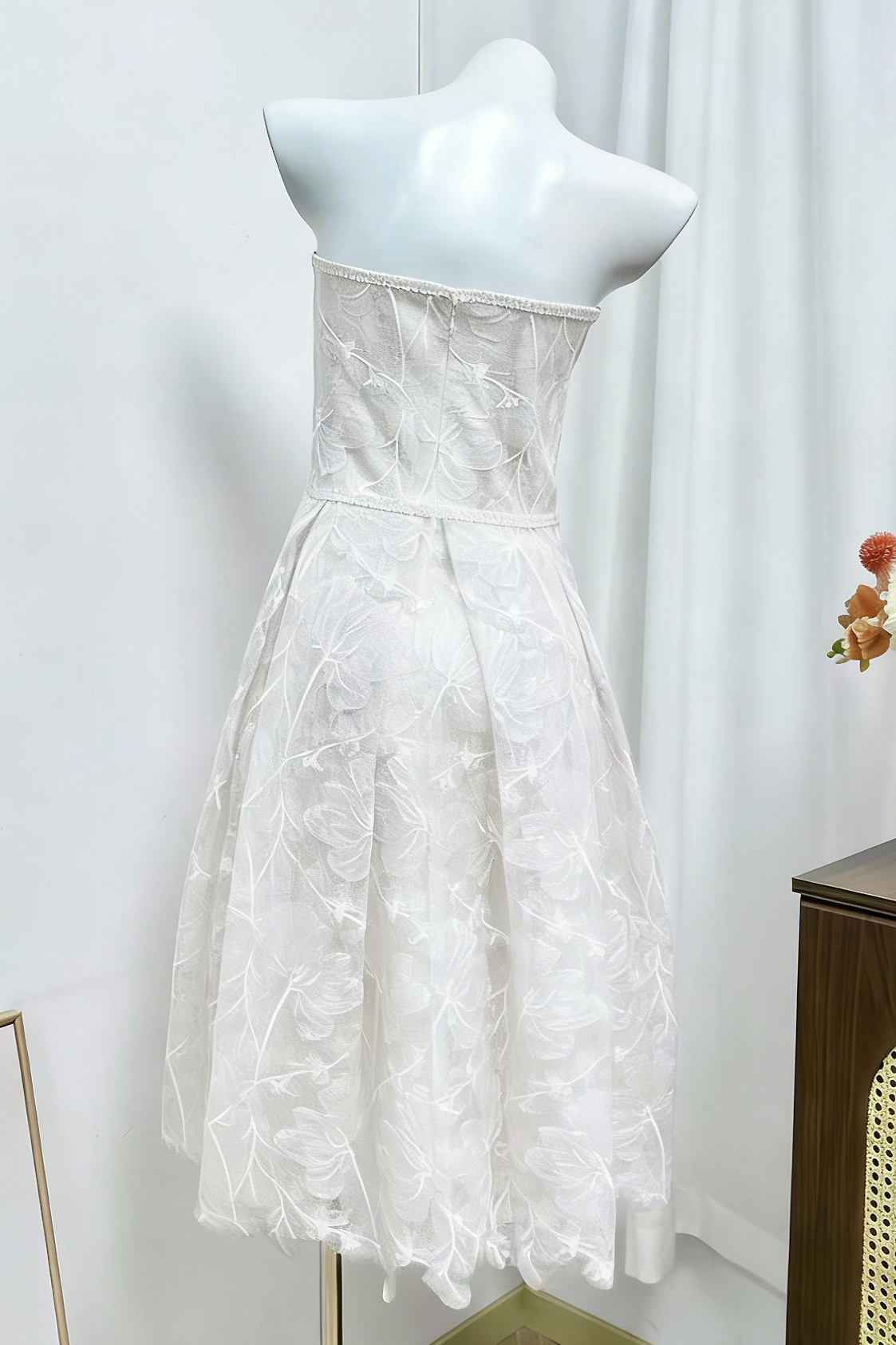 AGNENS WHITE STRAPLESS LACE MIDI DRESS