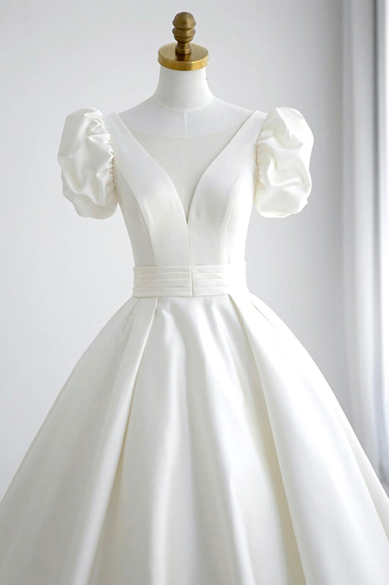 CLASSIC WHITE SATIN A-LINE V-NECK SHORT DRESS