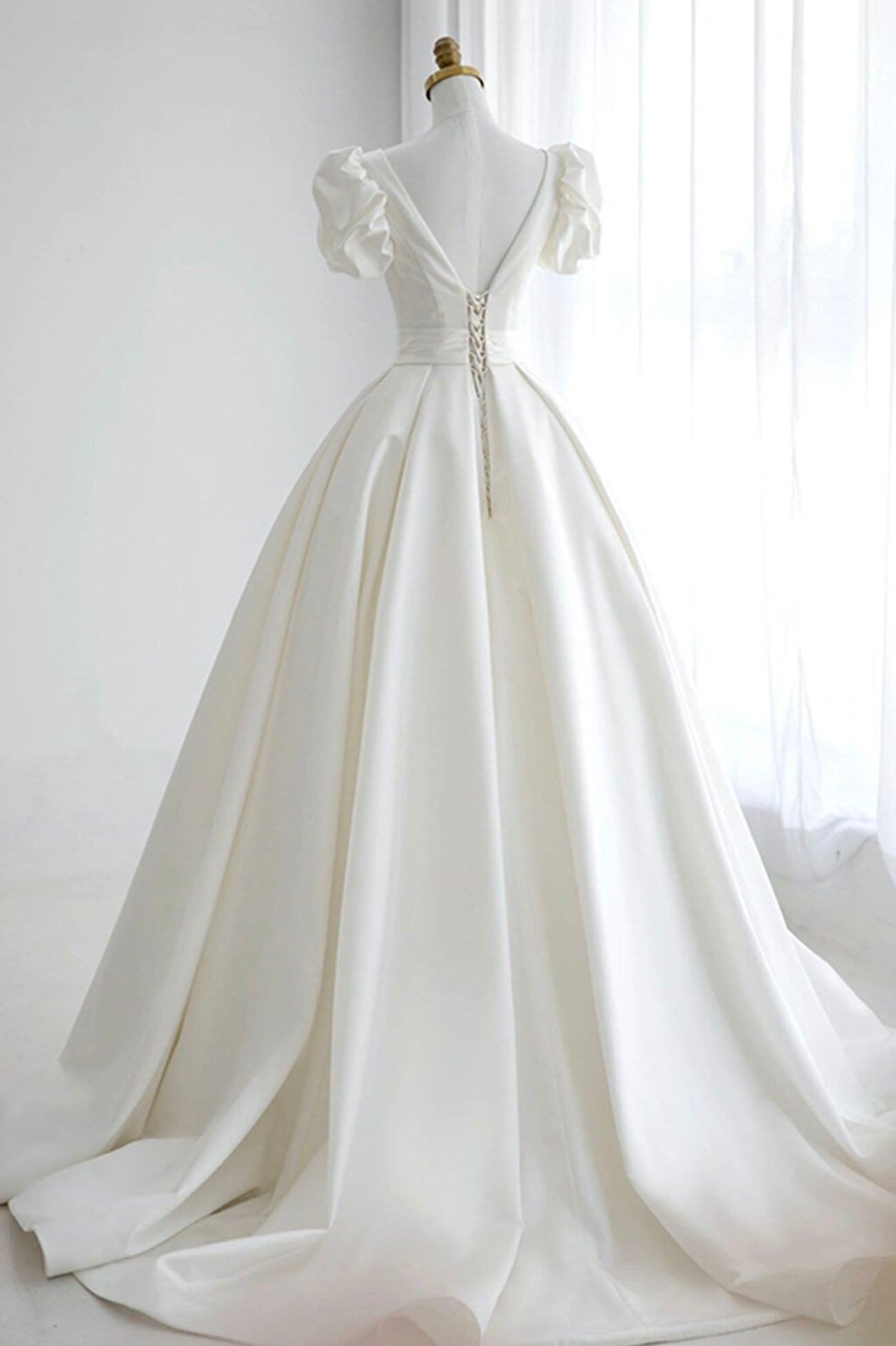 CLASSIC WHITE SATIN A-LINE V-NECK SHORT DRESS