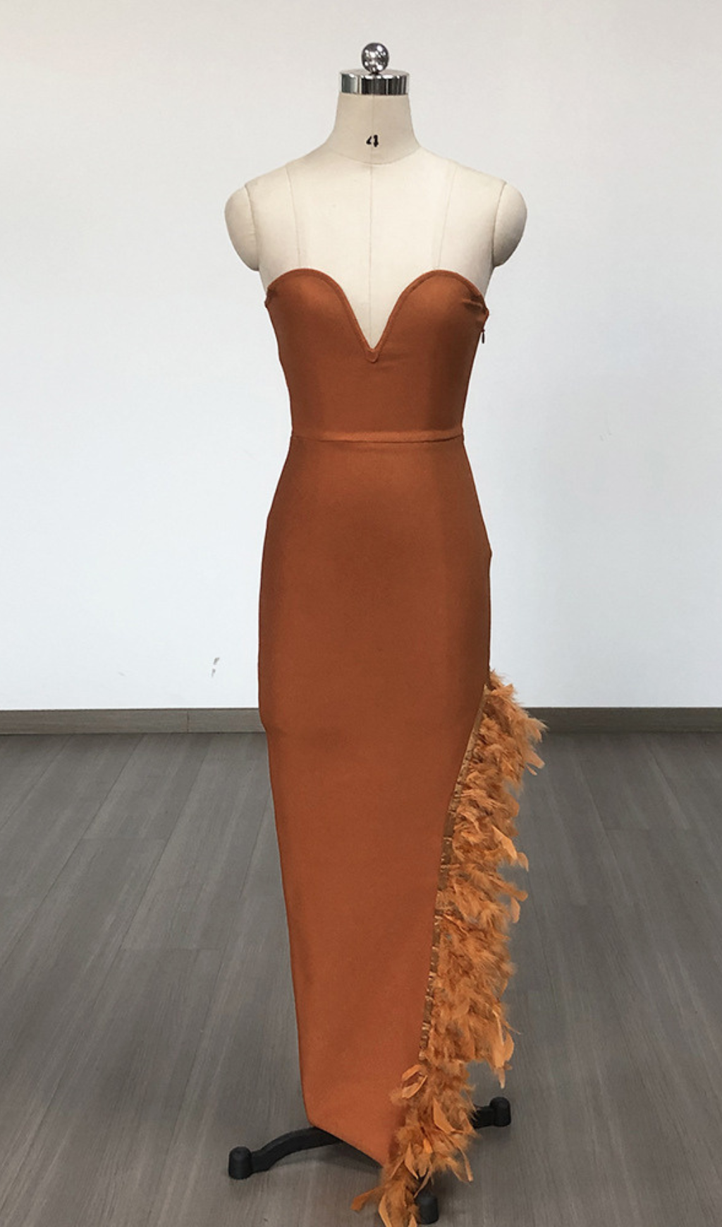 OSTRICH FEATHER V-NECK BANDAGE DRESS BROWN