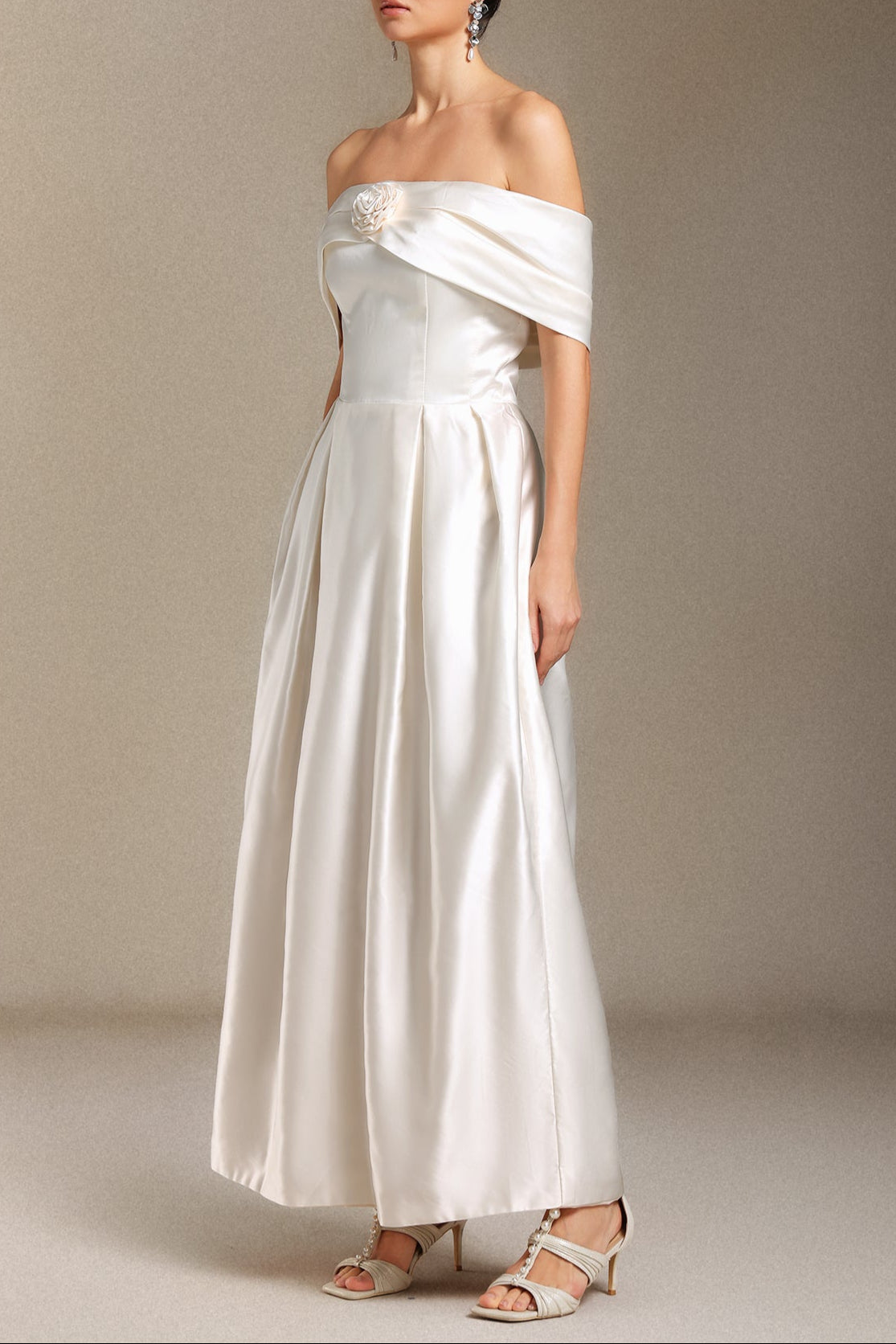 BARE SHOULDER FLOWER CYLINDER MAXI DRESS WHITE