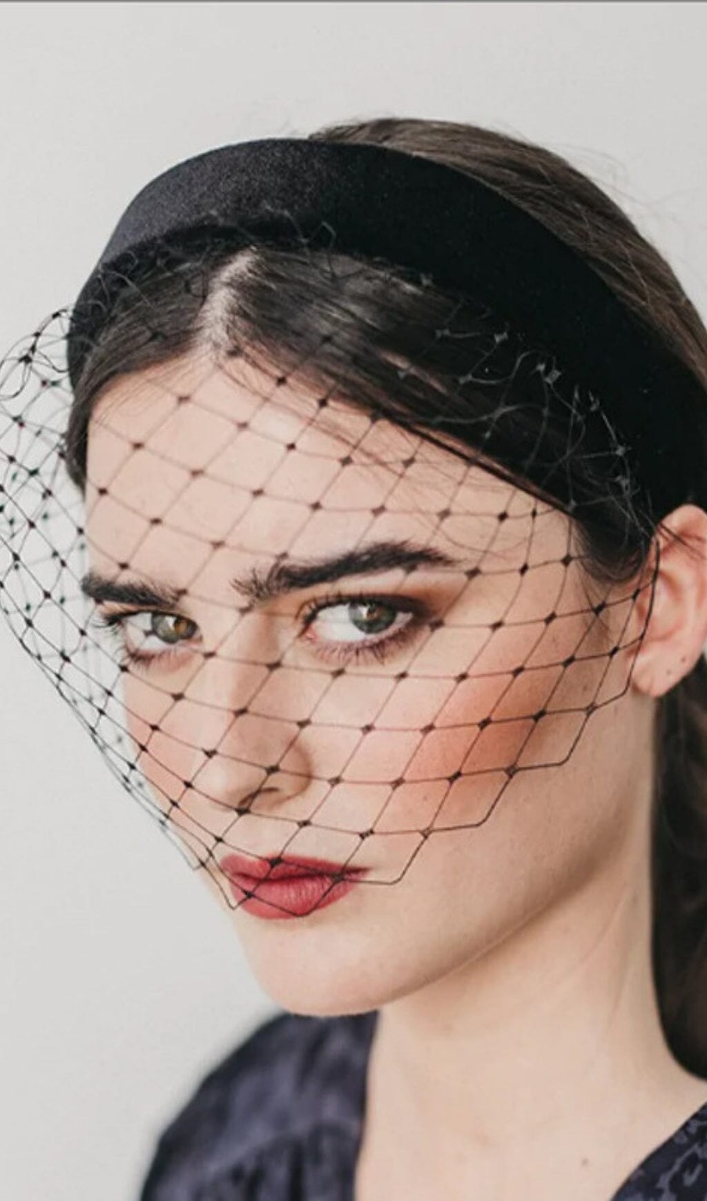 VEILED SINNAMAY HEAD BAND – ELEGANT FORMAL WEDDING HAIR ACCESSORY