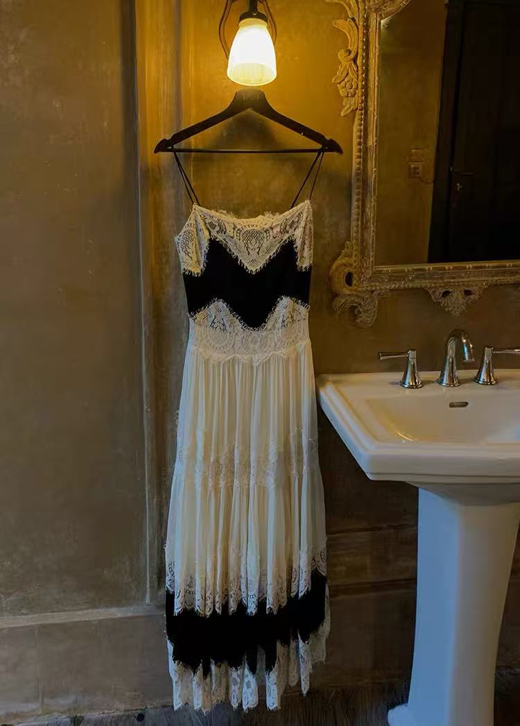 BLACK LACE TIERED SPAGHETTI STRAP MAXI DRESS
