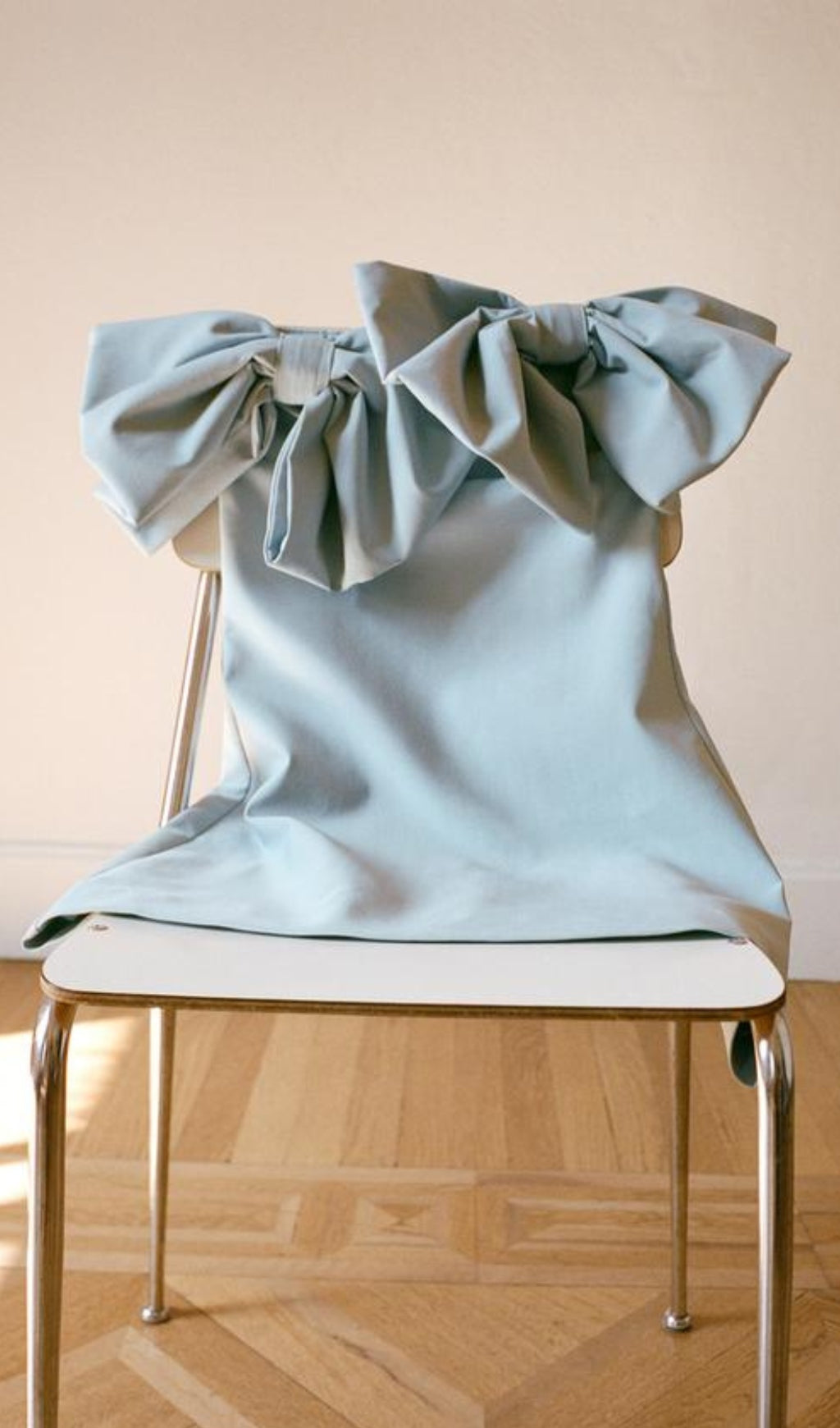 STRAPLESS BOW DRESS: ELEGANT COCKTAIL SILHOUETTE