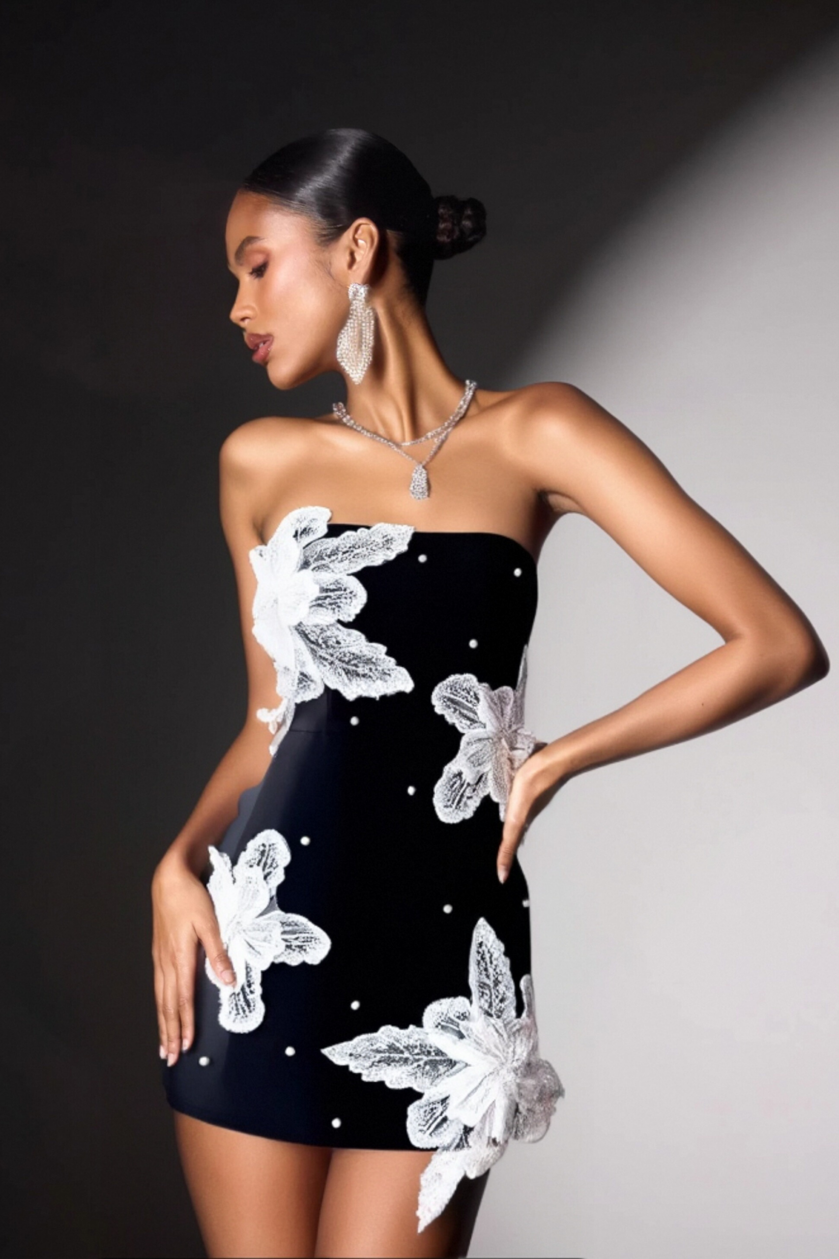 YURI STRAPLESS FLOWER PEARL MINI DRESS