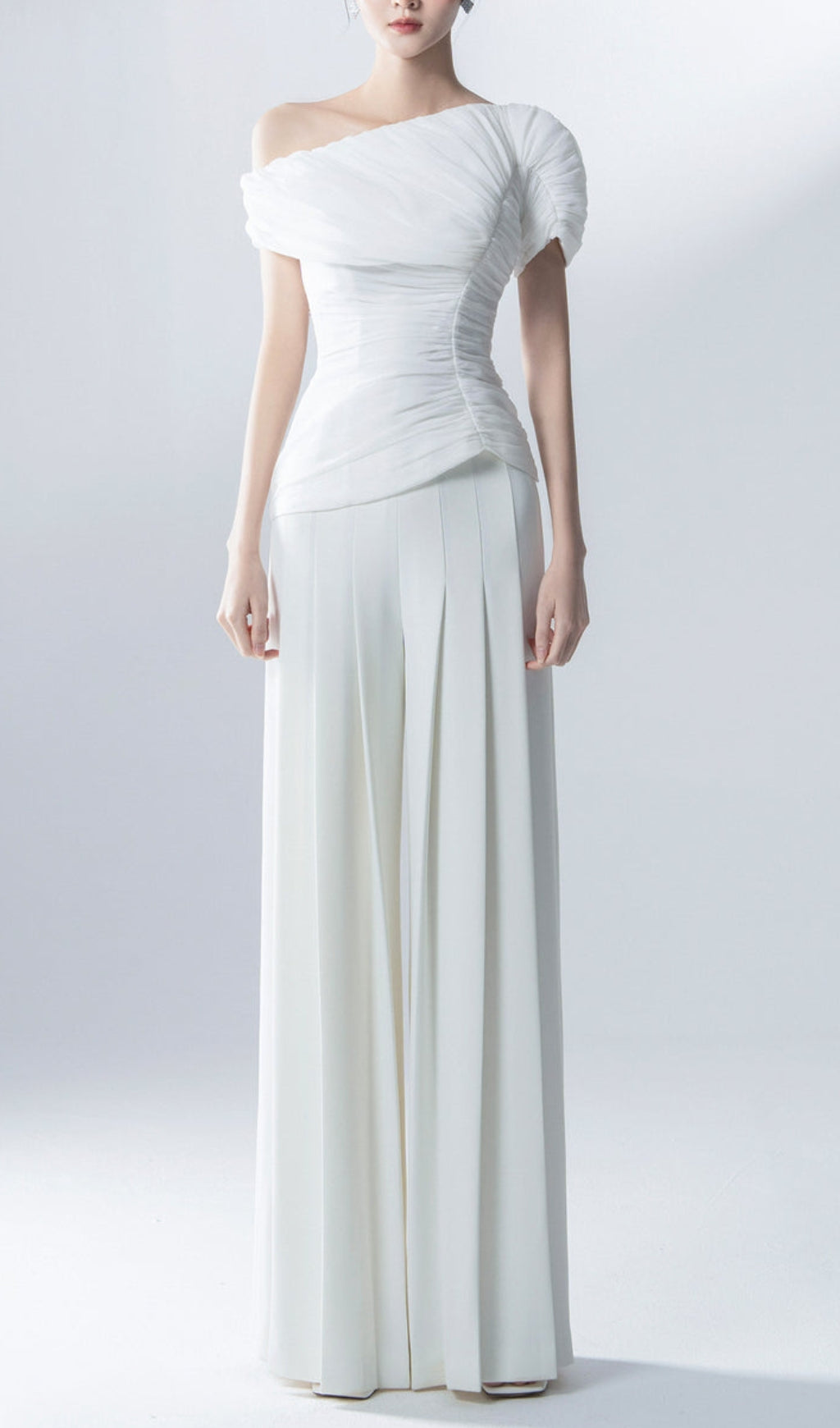 WHITE FEATHER PLEATED TWO-PIECE SUIT SET