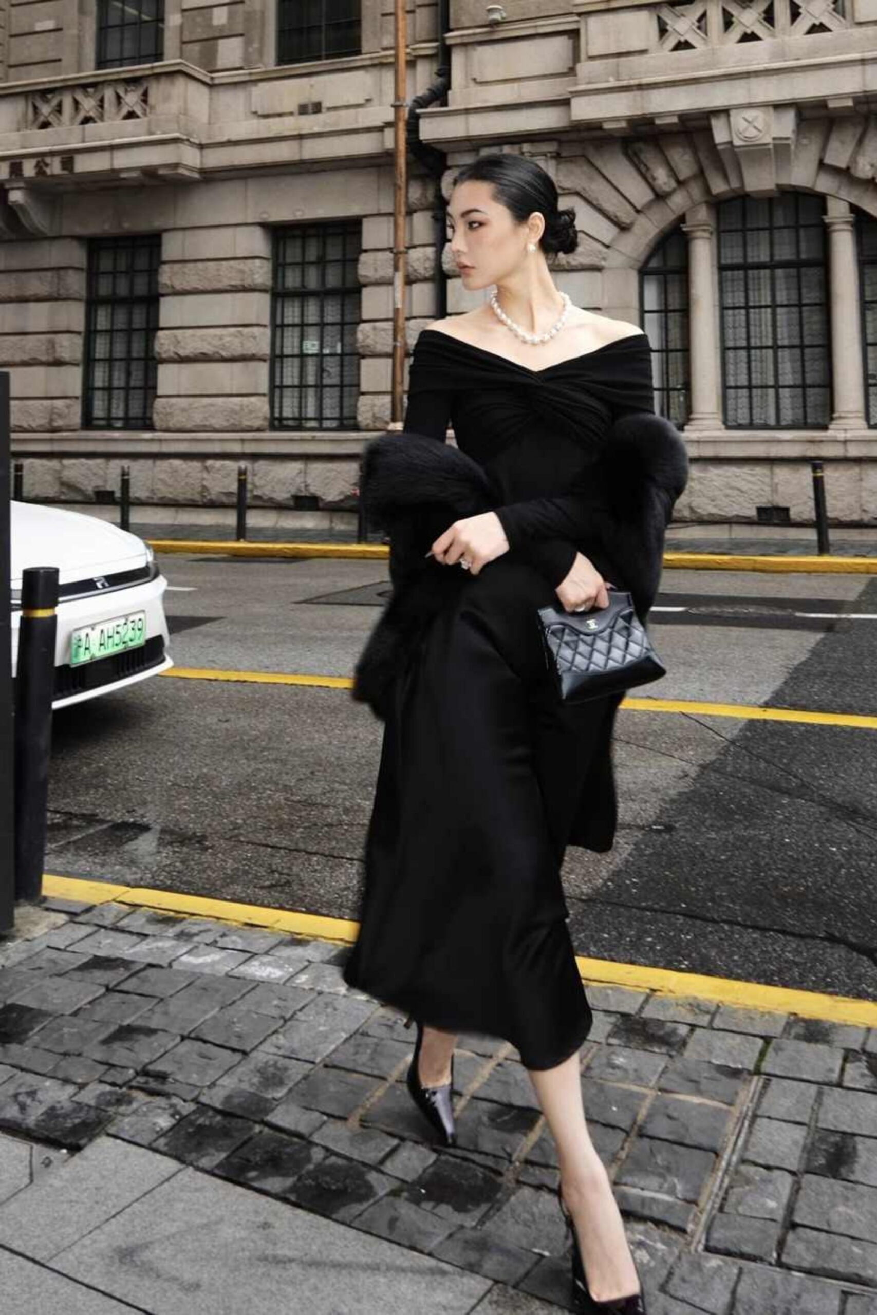 BLACK STRETCH KNIT SWEATER FOR CASUAL STYLE