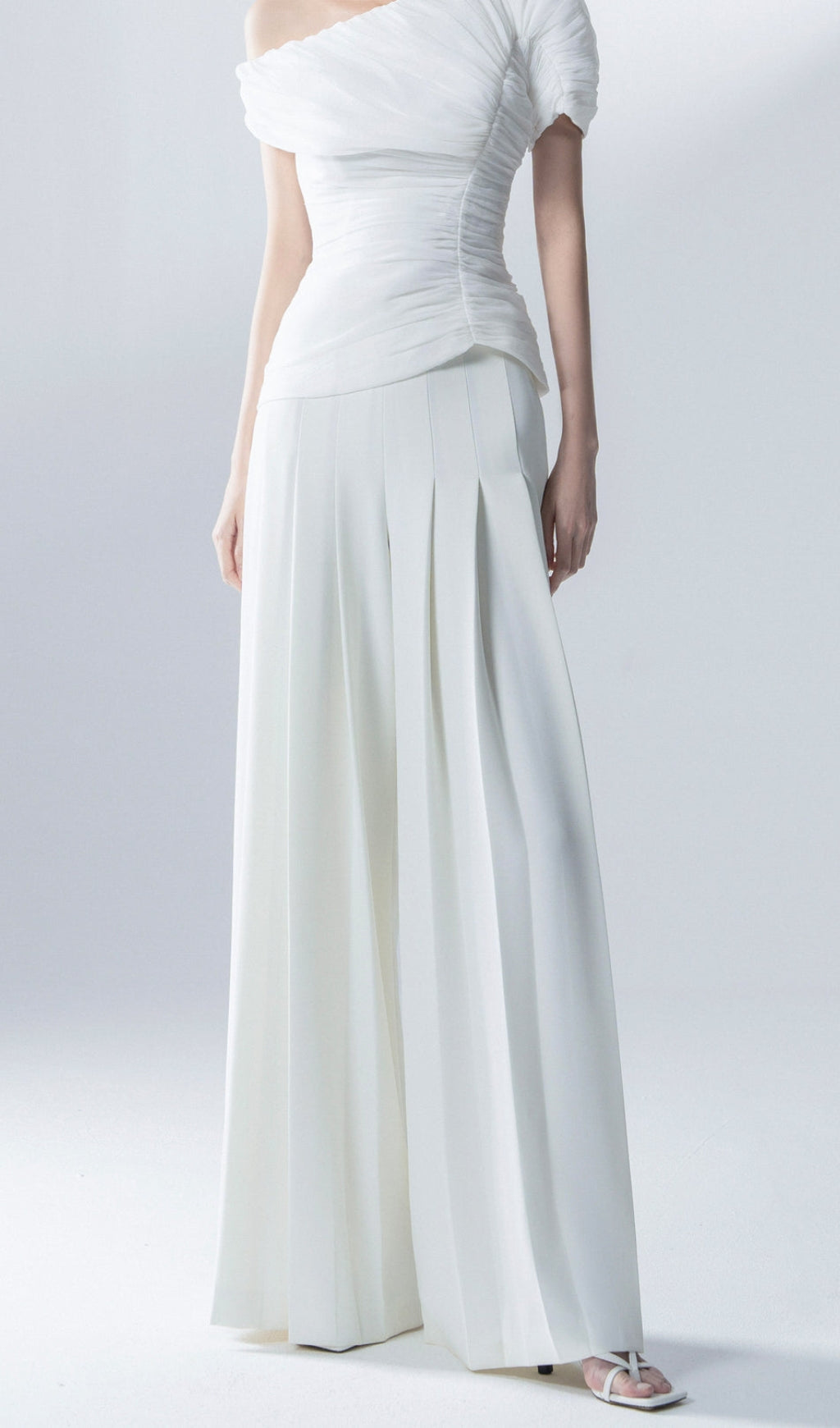 WHITE FEATHER PLEATED TWO-PIECE SUIT SET