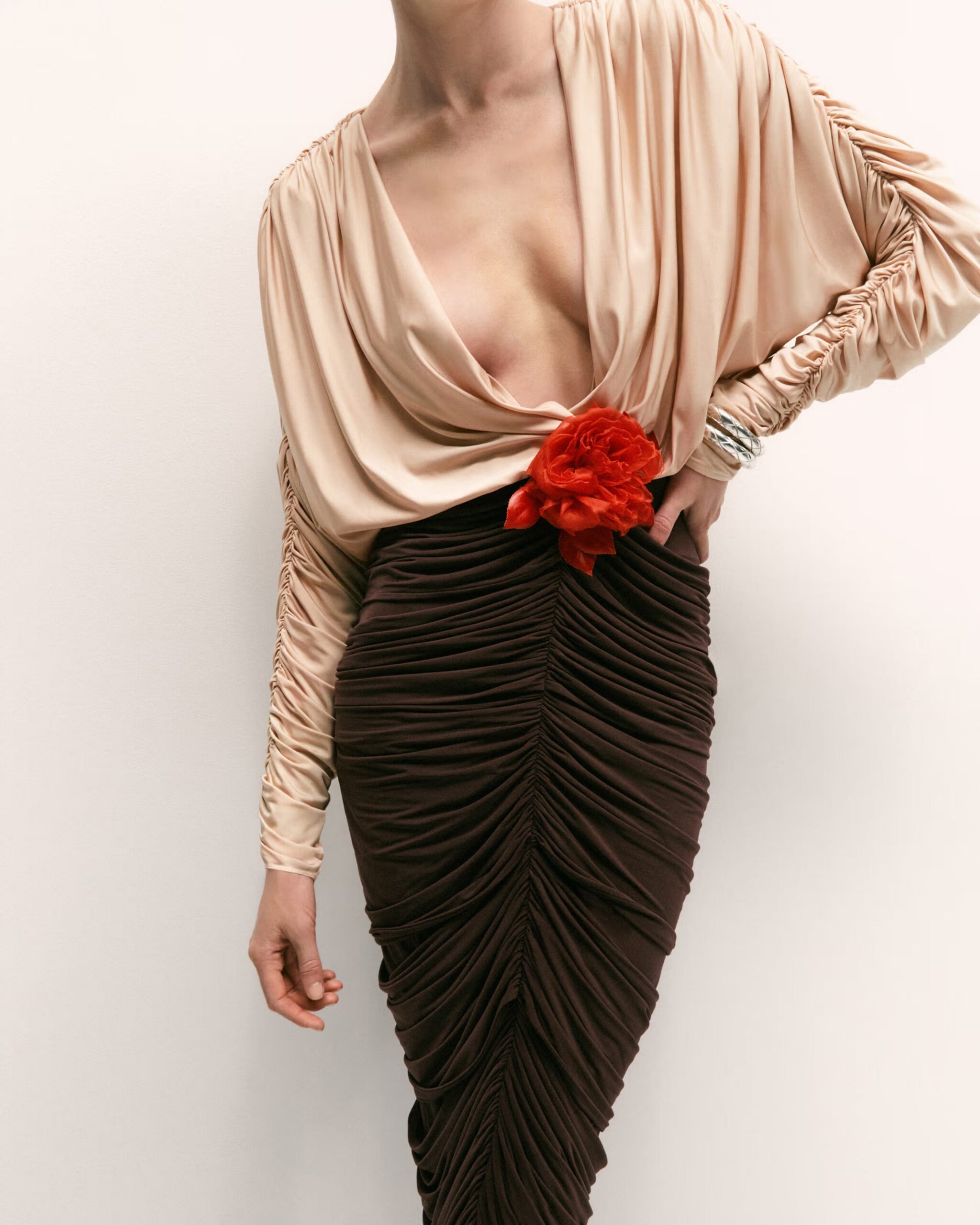 LONG SLEEVE TWO-TONE PLEATED MIDI DRESS BROWN