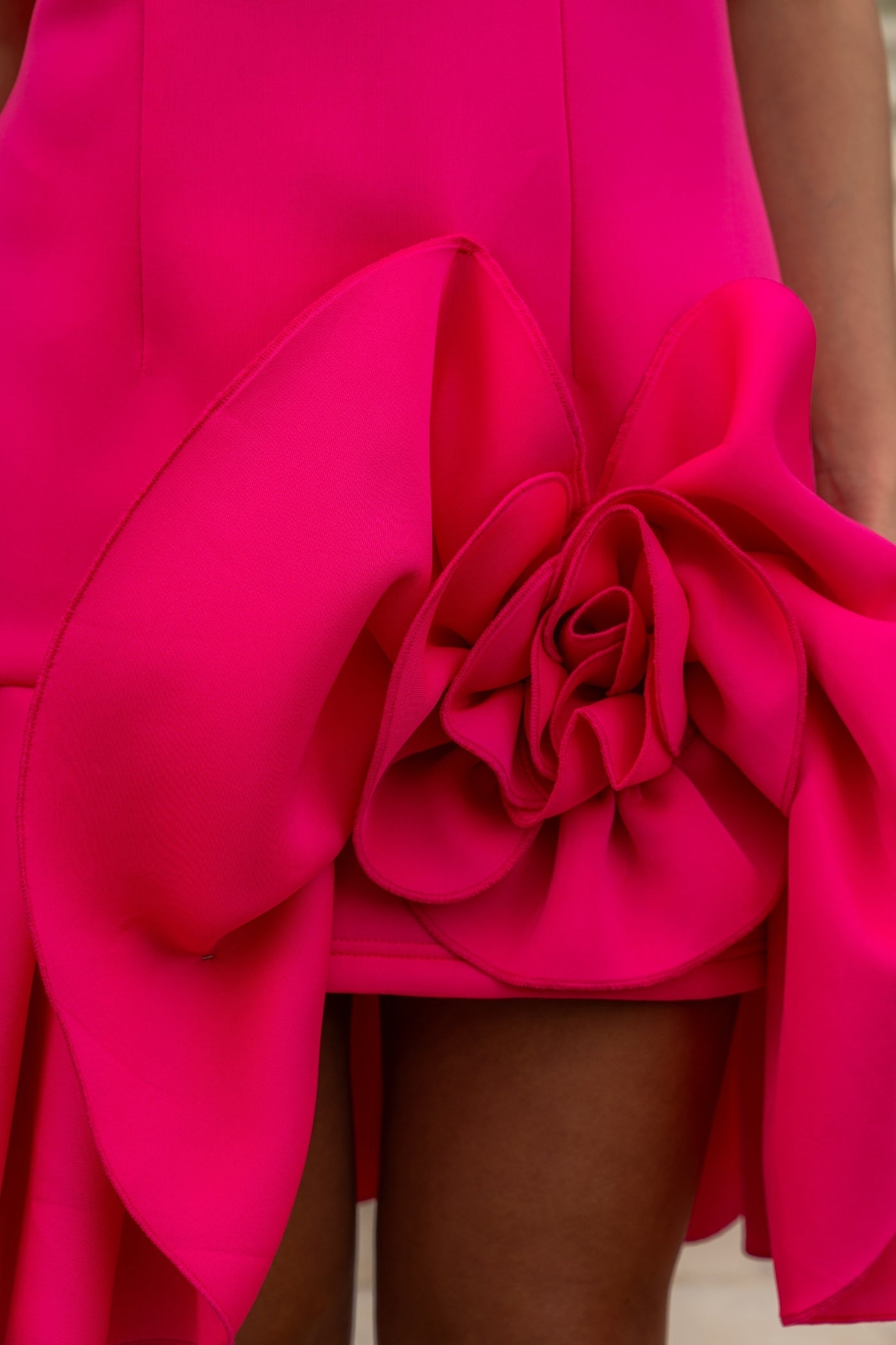 STRAPLESS RUFFLED FLOWER MINI DRESS - FUCHSIA