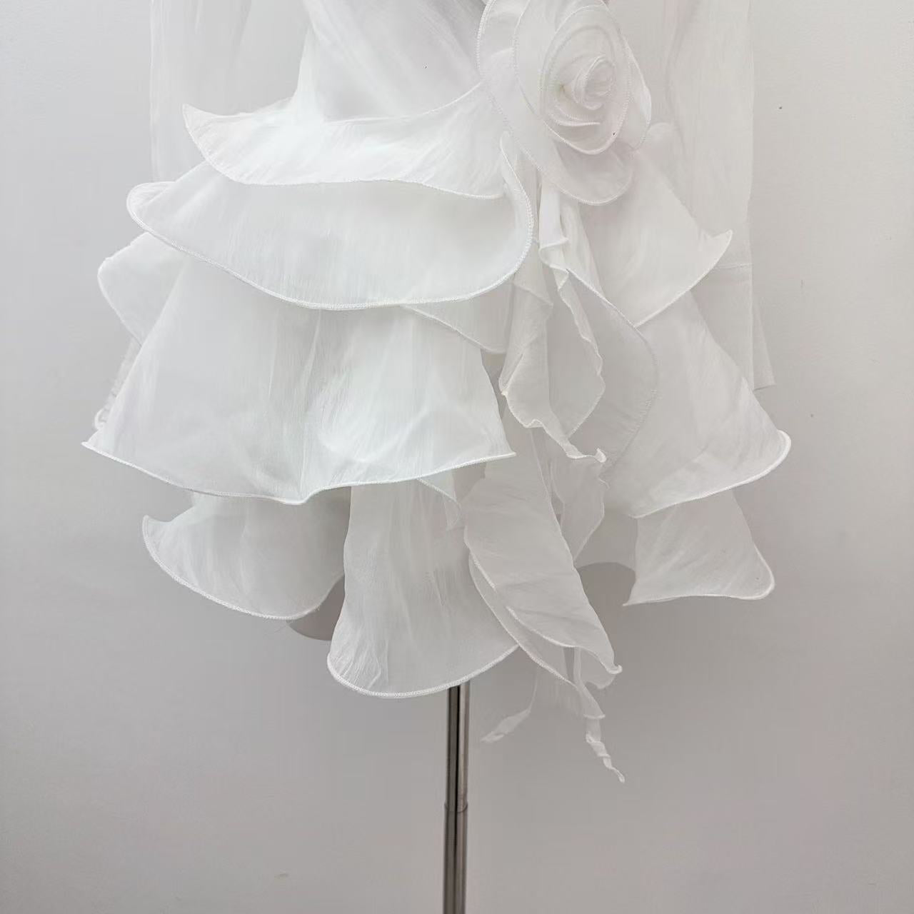 FLOWER RUFFLE RIBBON WHITE MINI DRESS
