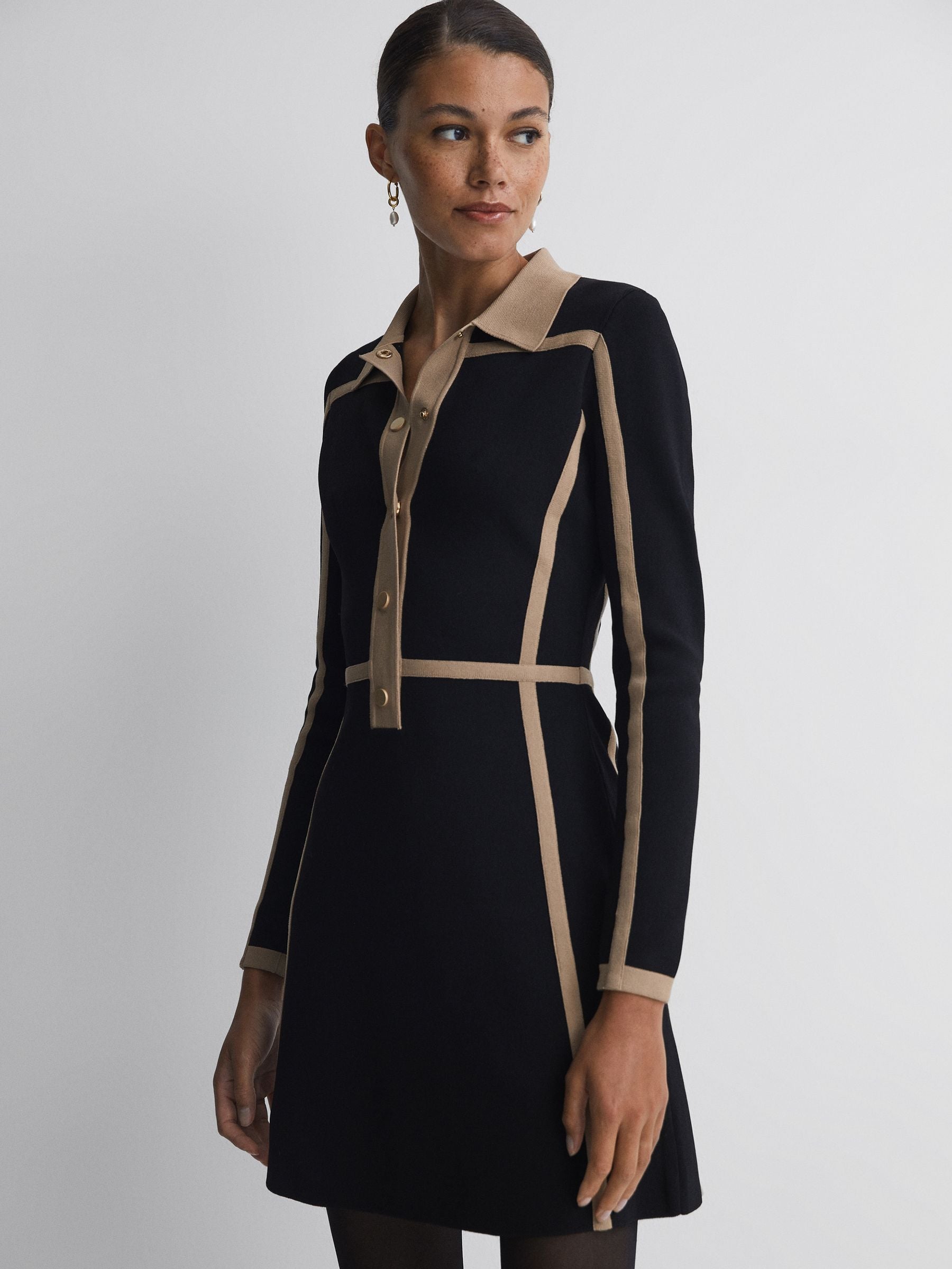 CONTRAST TRIM PRESS-STUD MINI DRESS BLACK/CAMEL