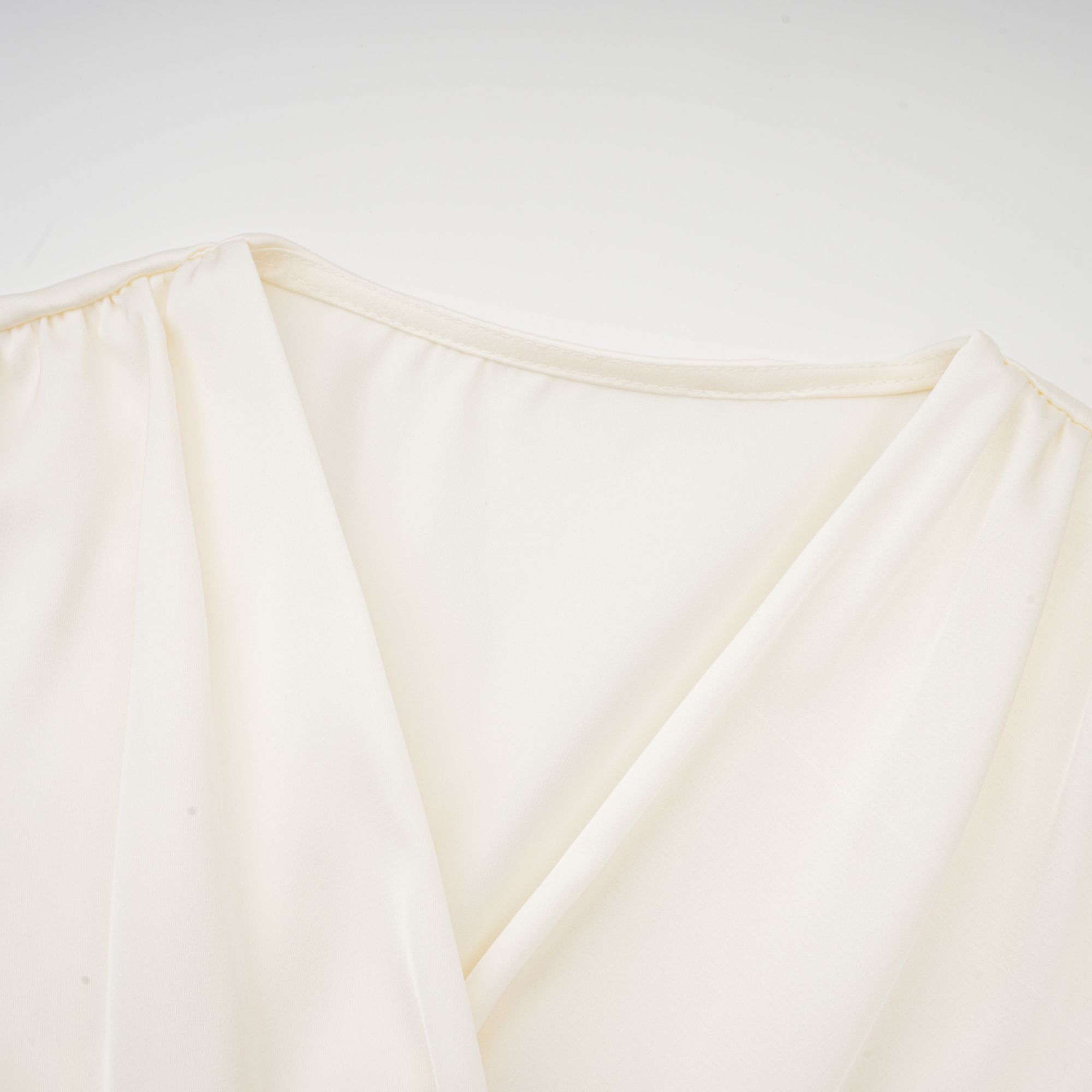 NOURIA WHITE FAUX FLOWER TWIST CROP TOP