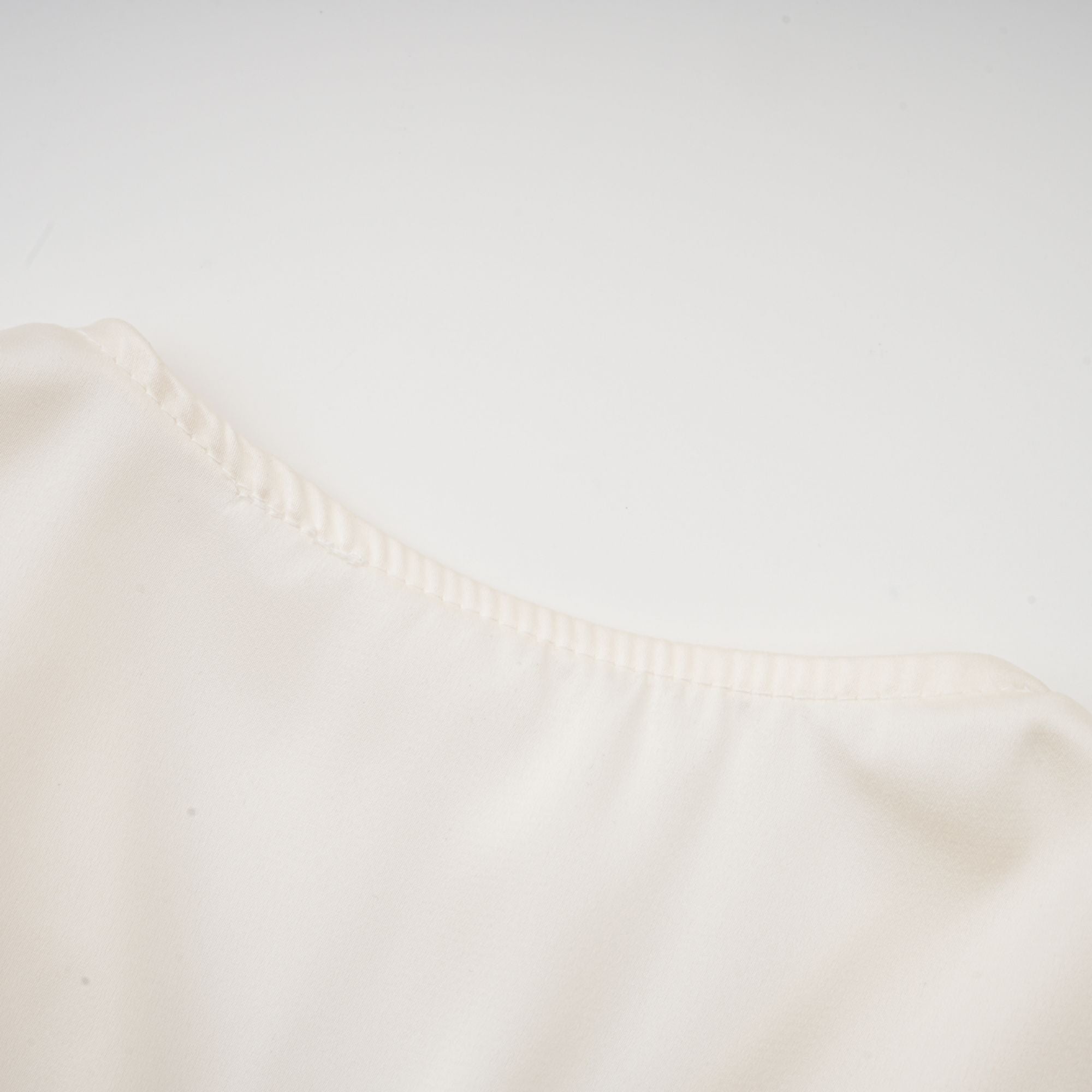 NOURIA WHITE FAUX FLOWER TWIST CROP TOP