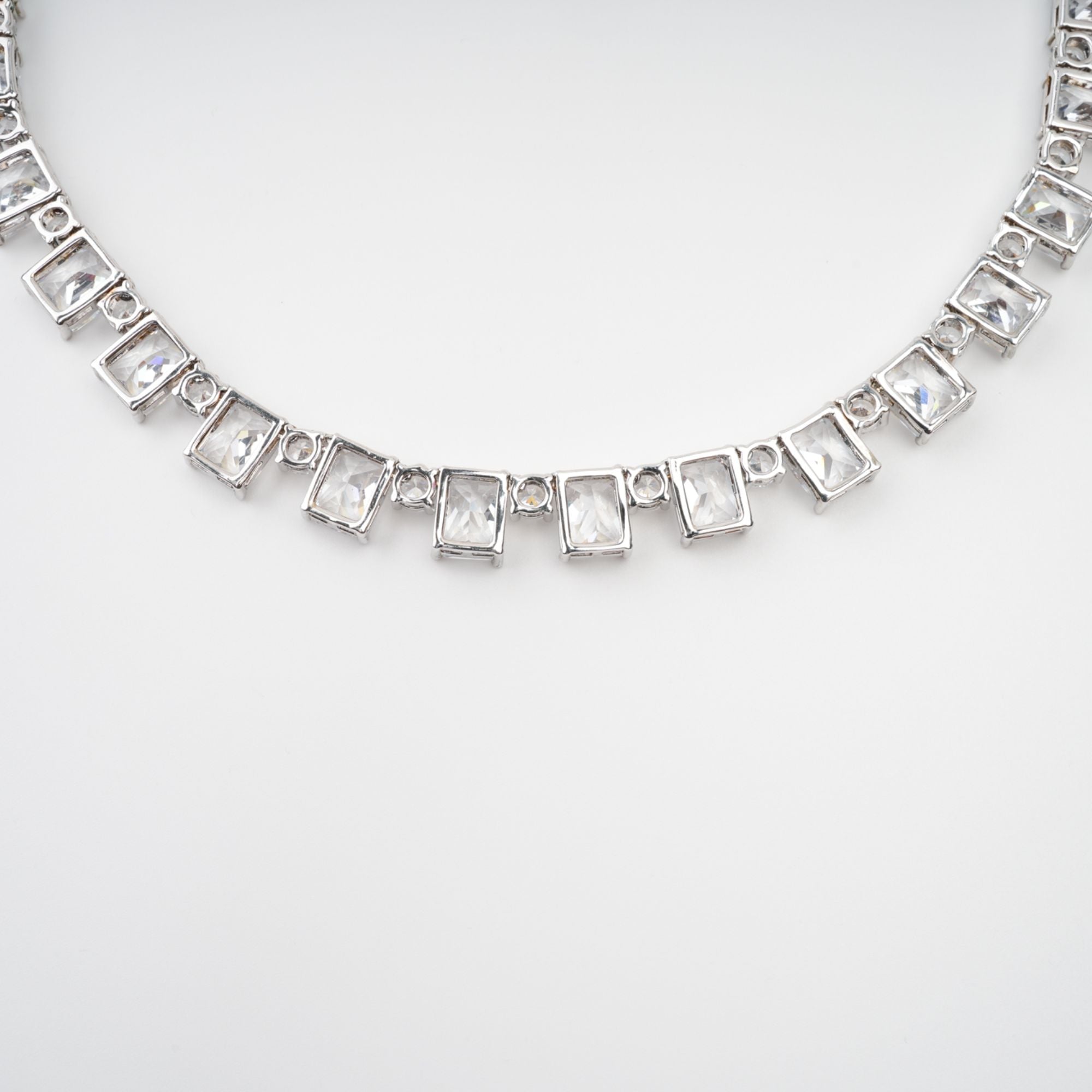 DSC01670_c678cda6-f2bf-4d09-889d-79c334147899 SILVER CRYSTAL NECKLACE FOR WEDDING PARTY GLAM