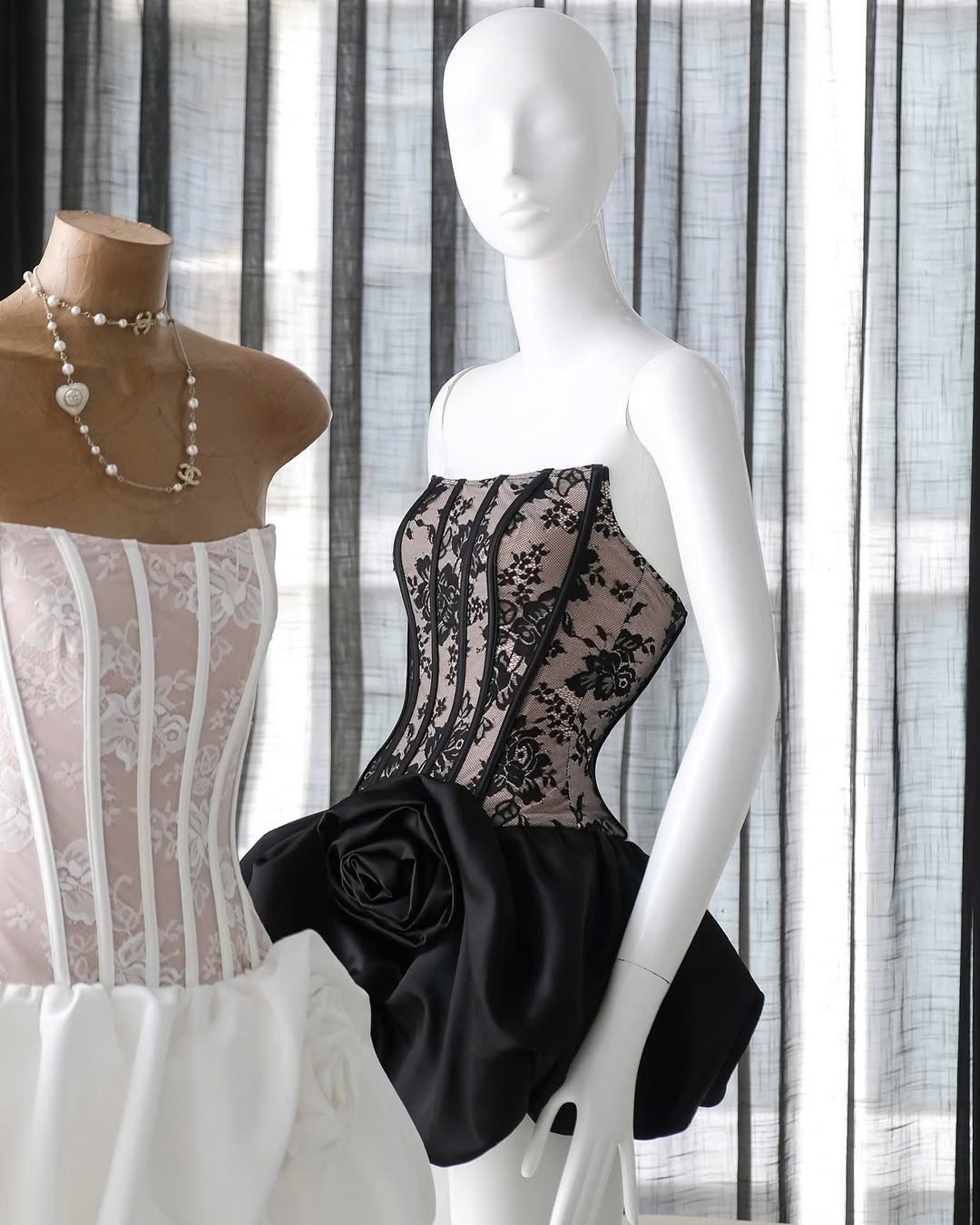 BLACK PUFFY STRAPLESS MINI DRESS FLOWER BUD