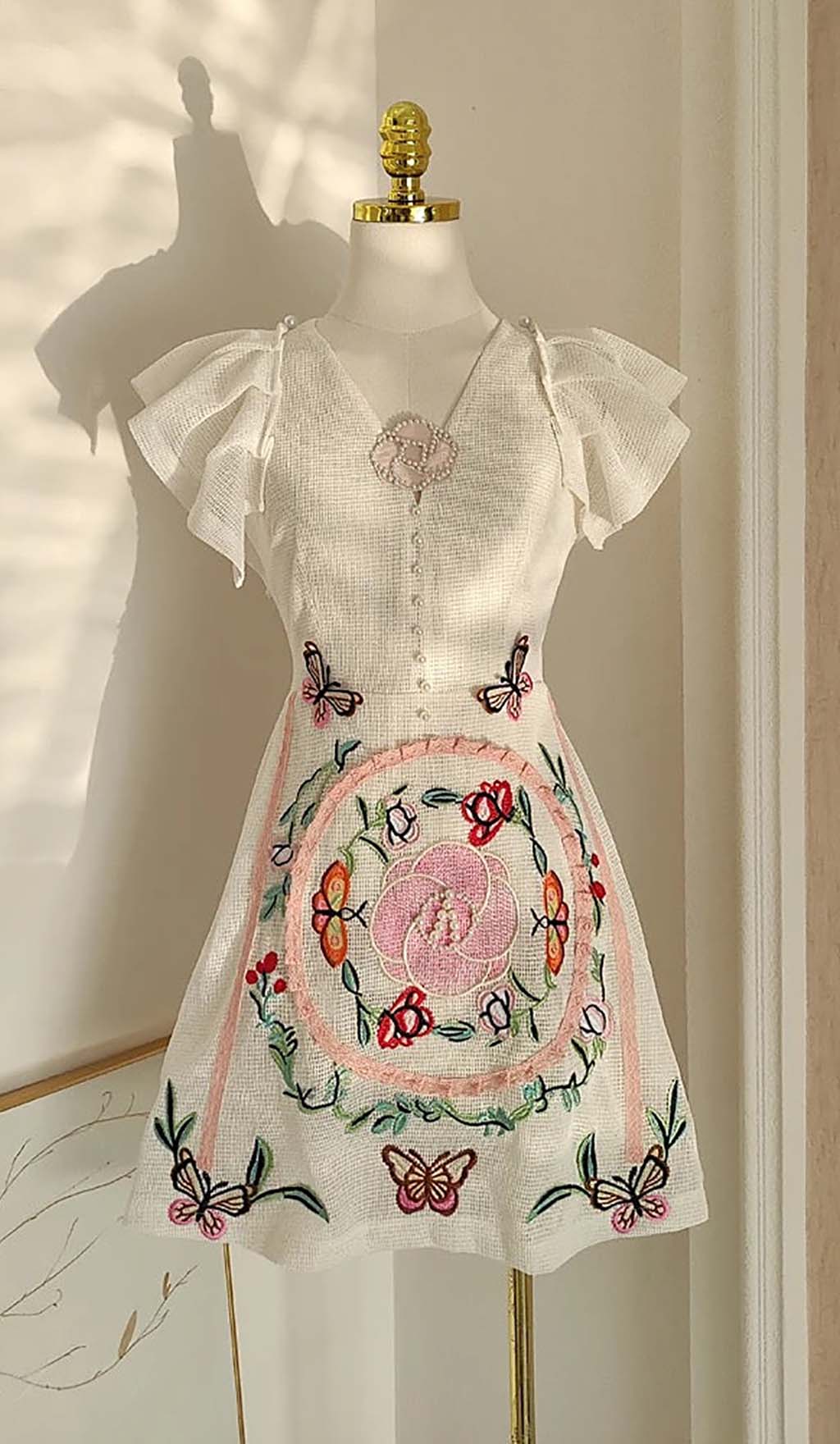 EMBROIDERED WHITE V-NECK MIDI DRESS