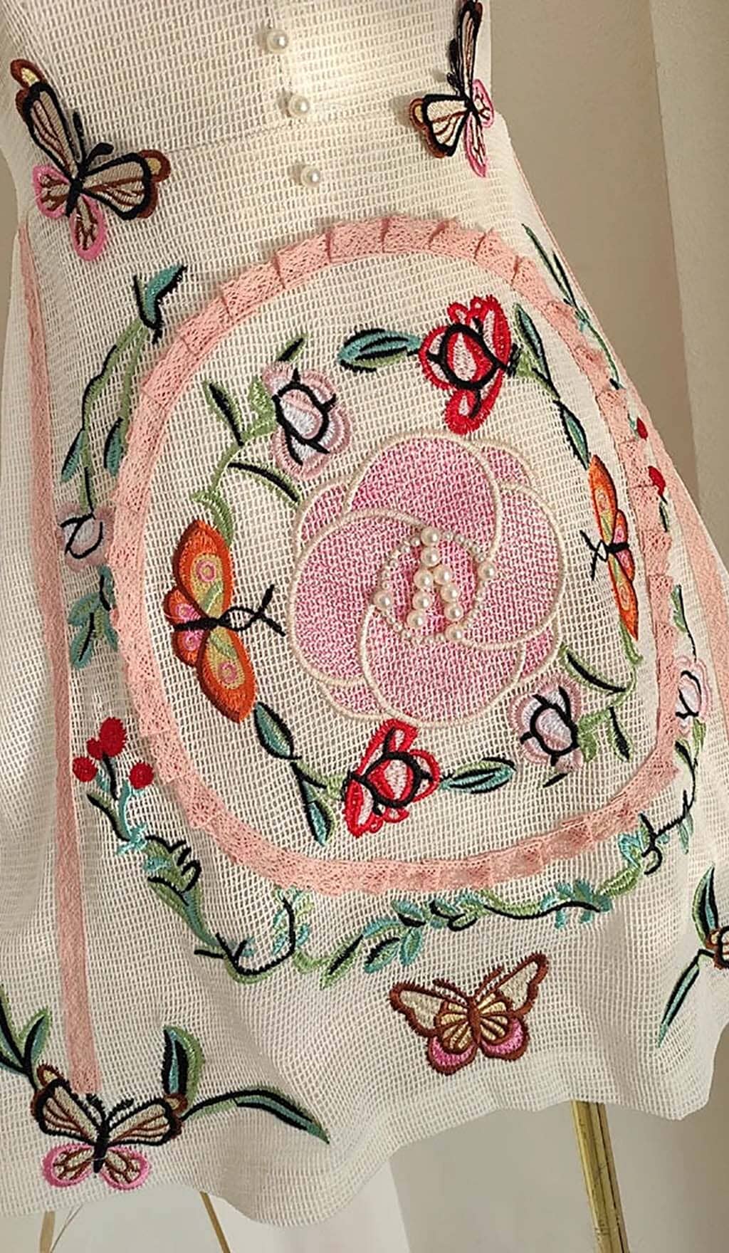 EMBROIDERED WHITE V-NECK MIDI DRESS