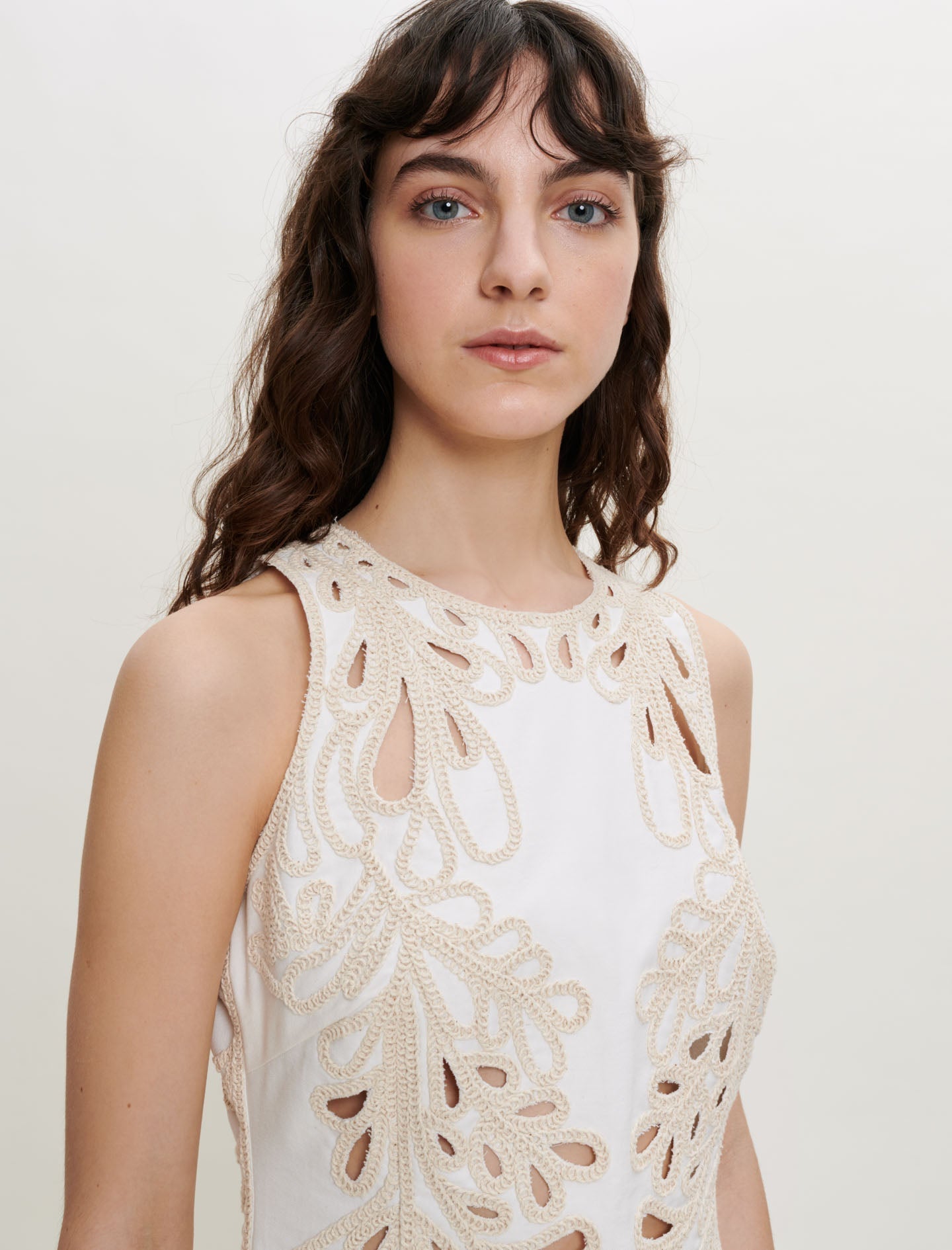 WHITE EMBROIDERED PHOENIX HOLLOW SLEEVELESS SHORT DRESS
