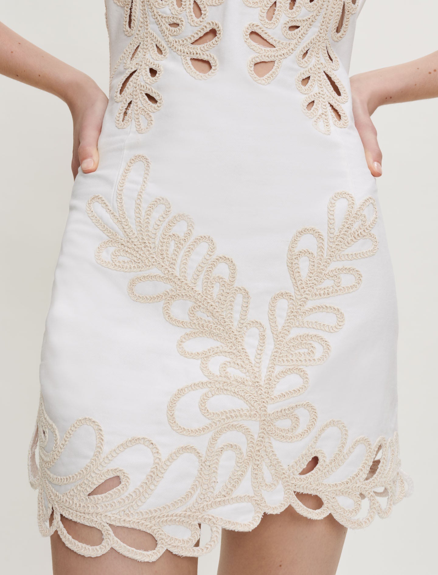 WHITE EMBROIDERED PHOENIX HOLLOW SLEEVELESS SHORT DRESS