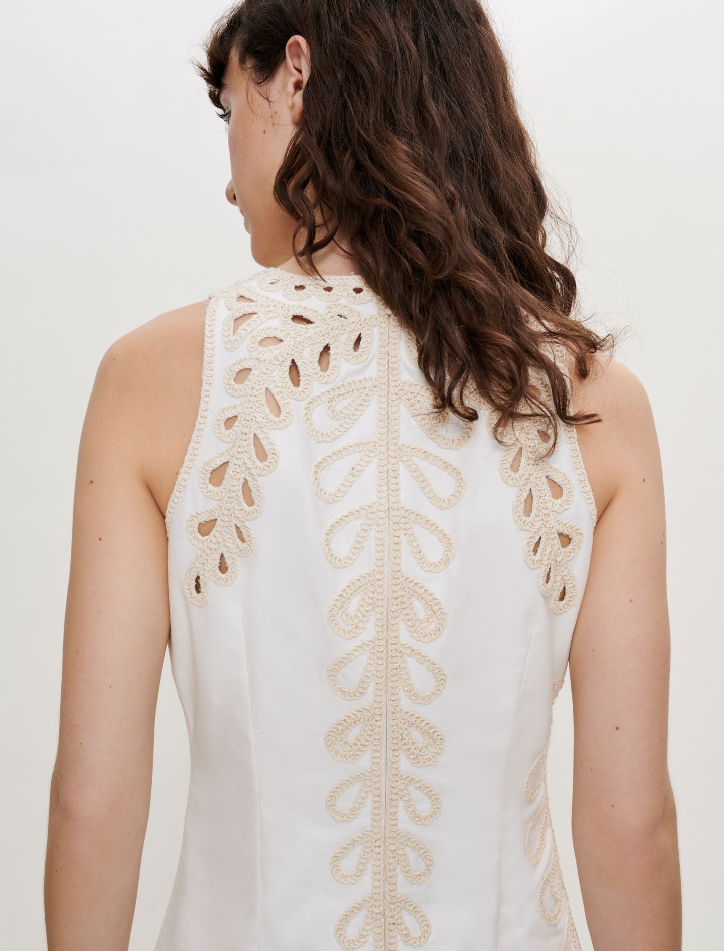 WHITE EMBROIDERED PHOENIX HOLLOW SLEEVELESS SHORT DRESS