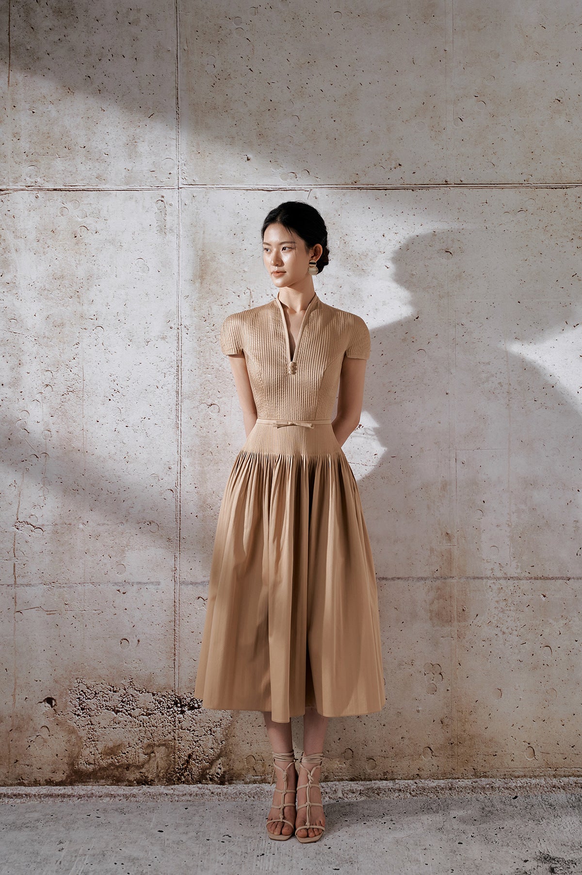 EMILY V-NECK PLEATED MIDI DRESS KHAKI