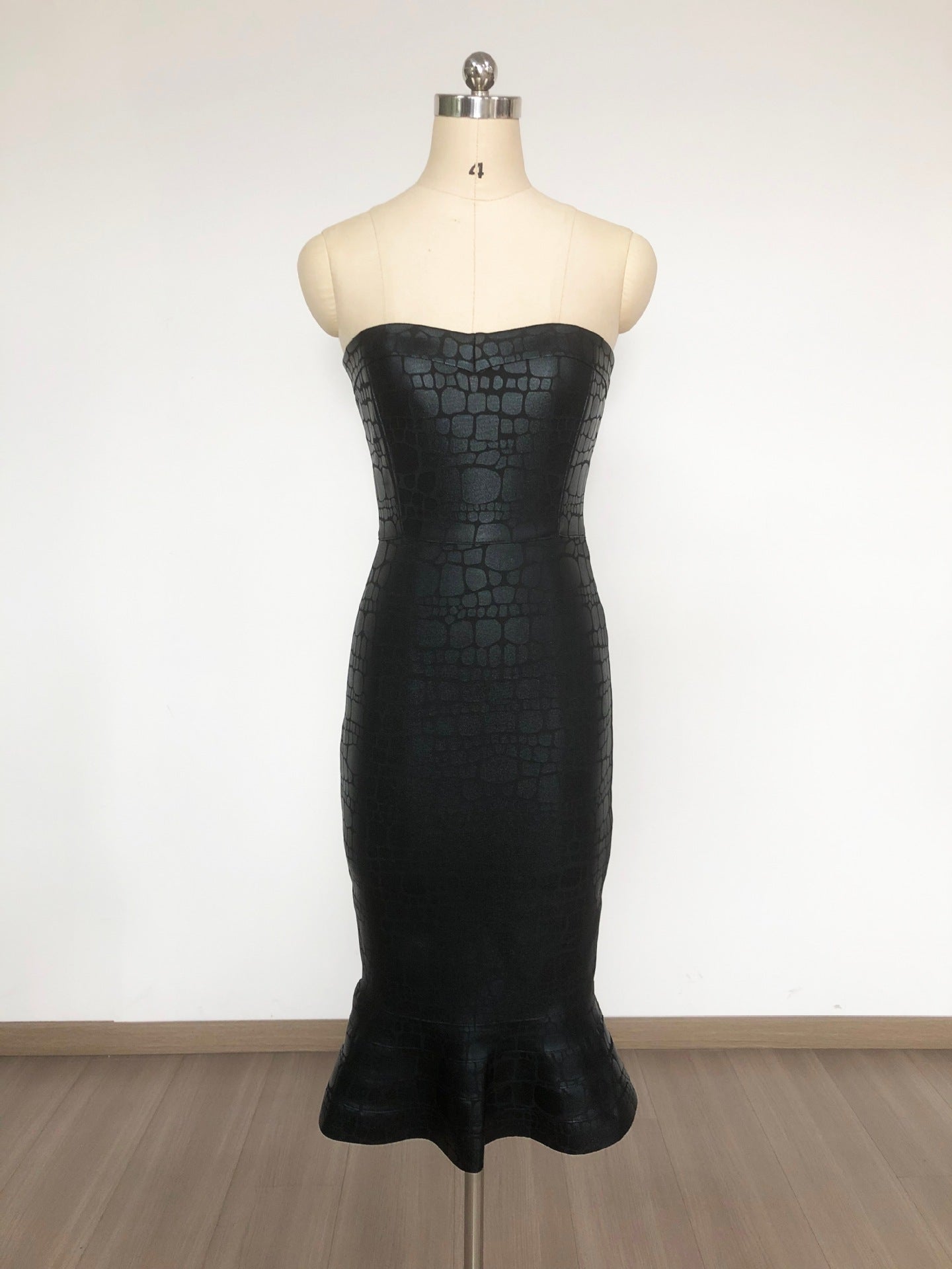 EUDORA OFF-SHOULDER FISHTAIL MIDI DRESS BLACK