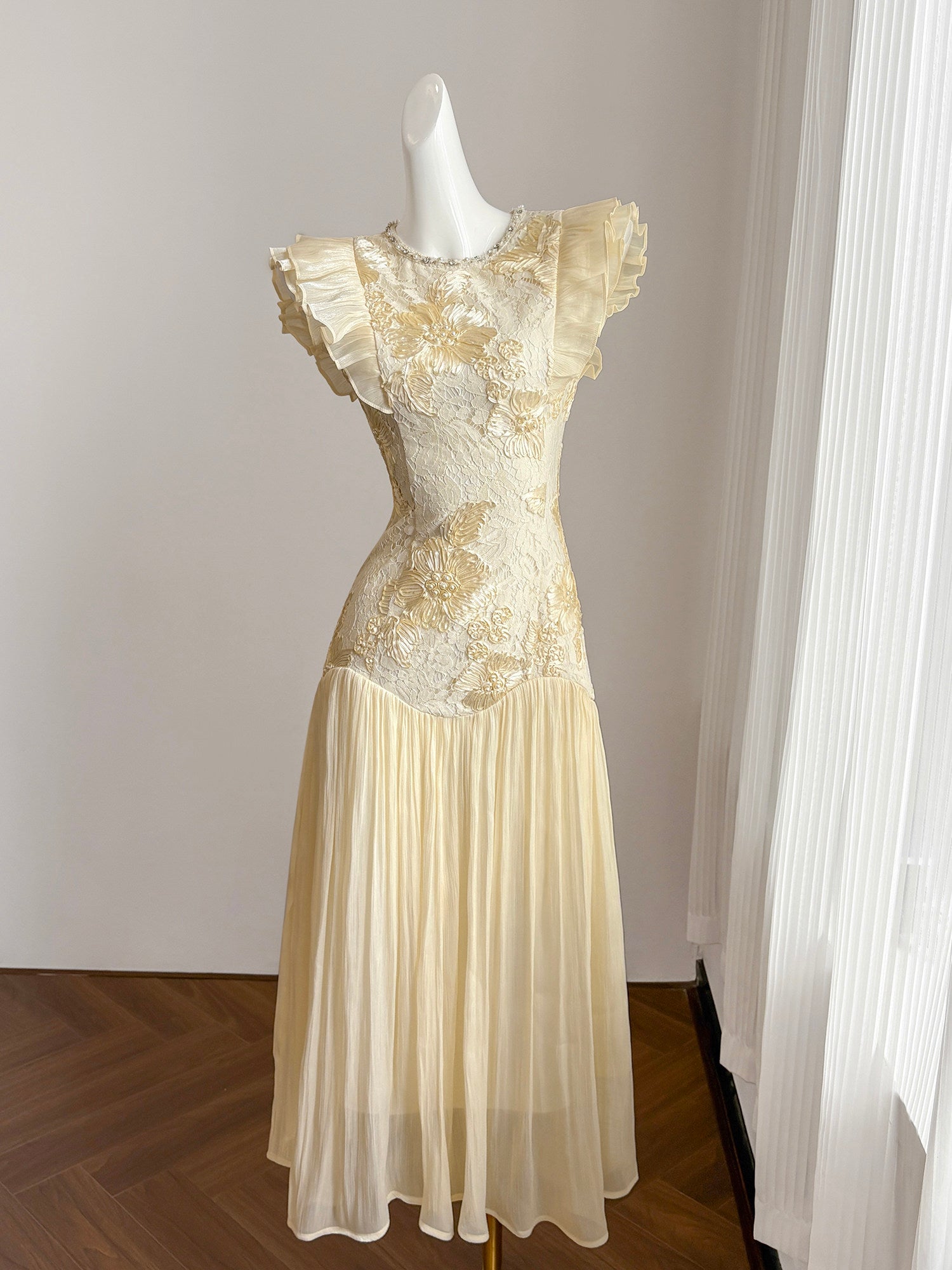 CREAM LACE MAXI DRESS WITH RUFFLED SLEEVES