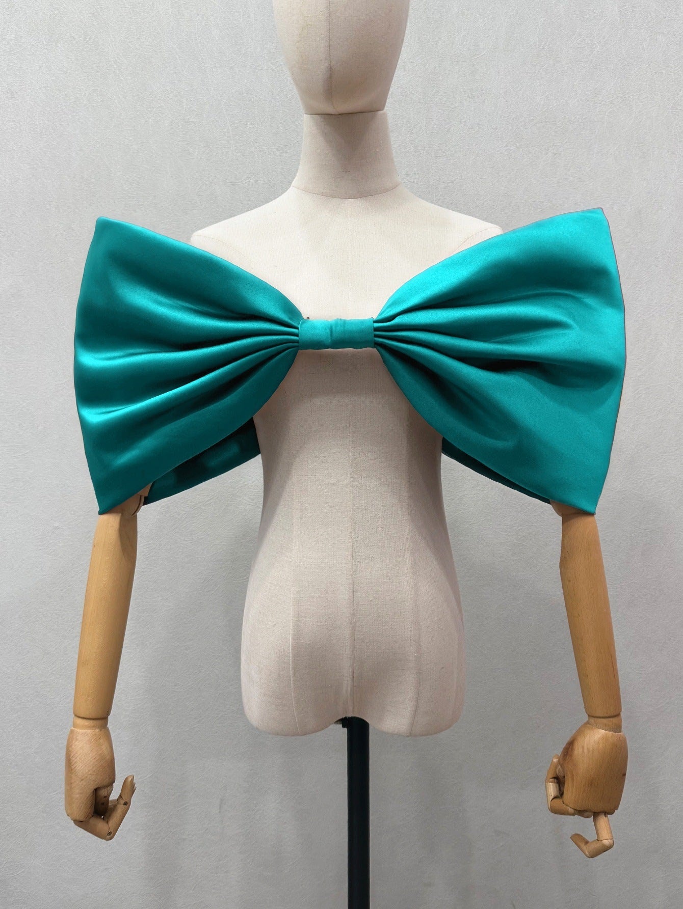 OVERSIZED SATIN WHITE BOW BRIDAL SHOULDER PIECE
