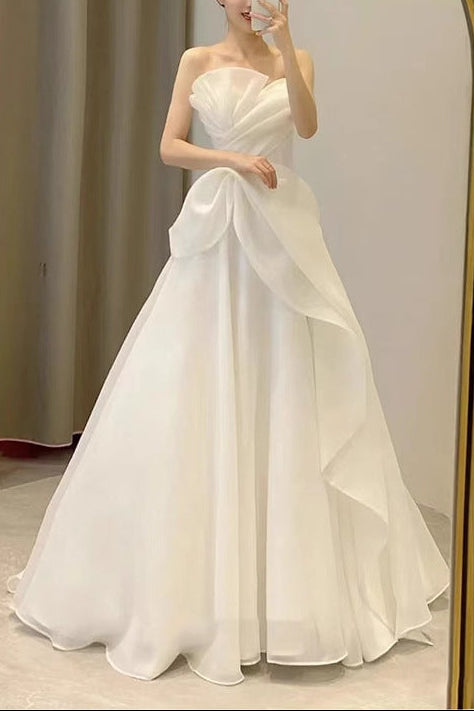 Lynn's white strapless minimalist wedding dress with a slimming effect Lynn's white strapless minimalist wedding dress with a slimming effect