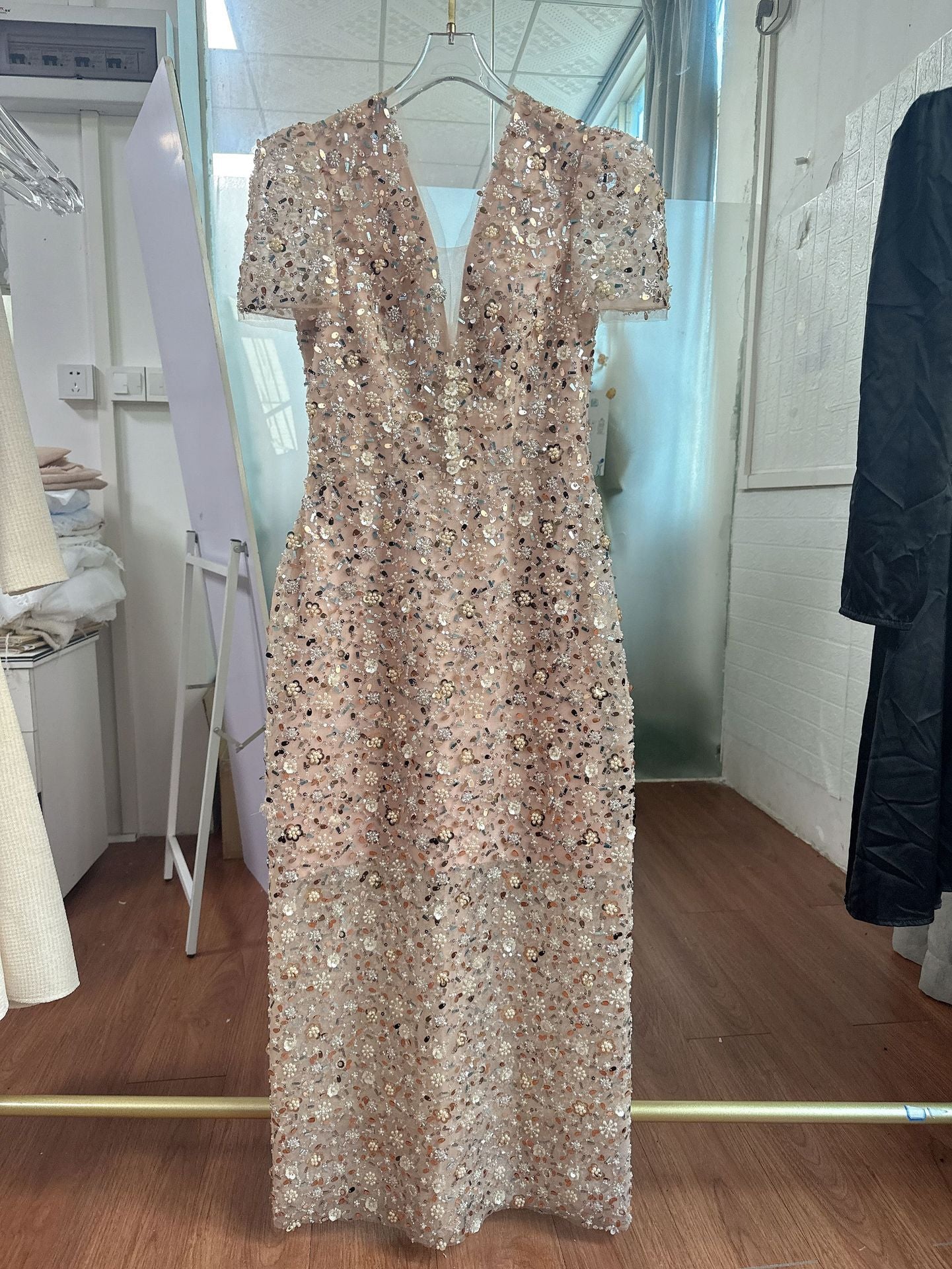 SLEEVELESS EMBROIDERED MIDI DRESS, BEIGE