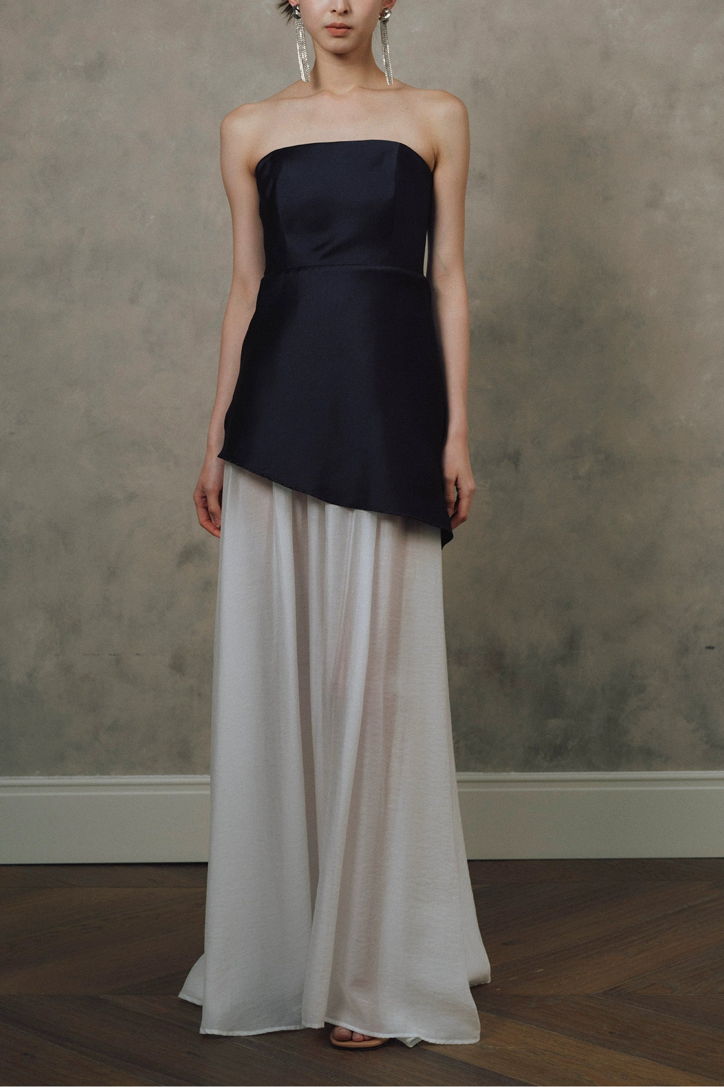 O1CN01VQTHK91T14JcDm83n__2217659072321 SATIN TULLE STRAPLESS MAXI DRESS BLACK WHITE FORMAL