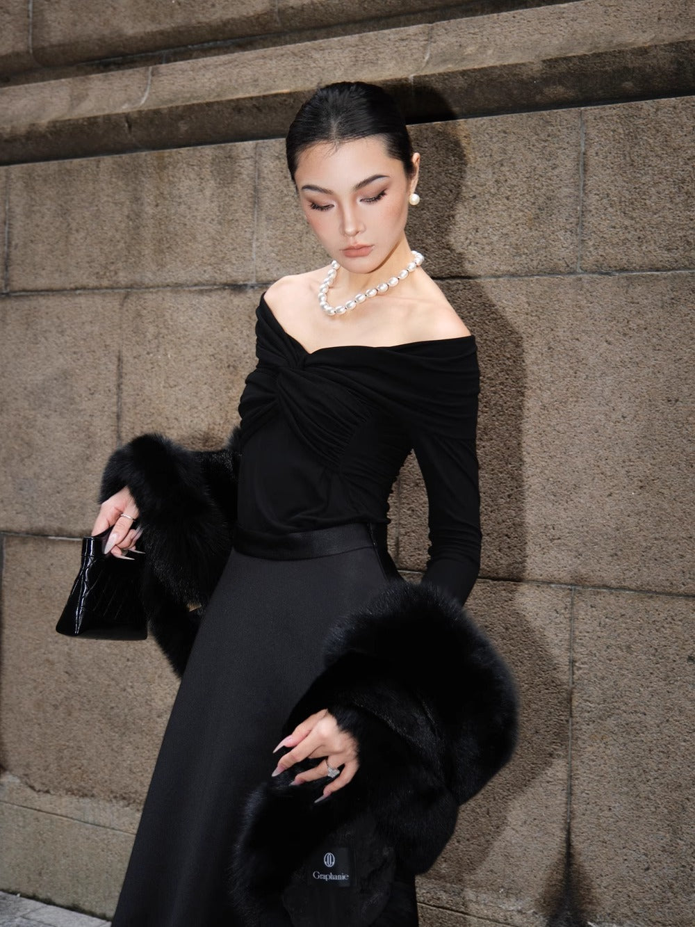 BLACK STRETCH KNIT SWEATER FOR CASUAL STYLE
