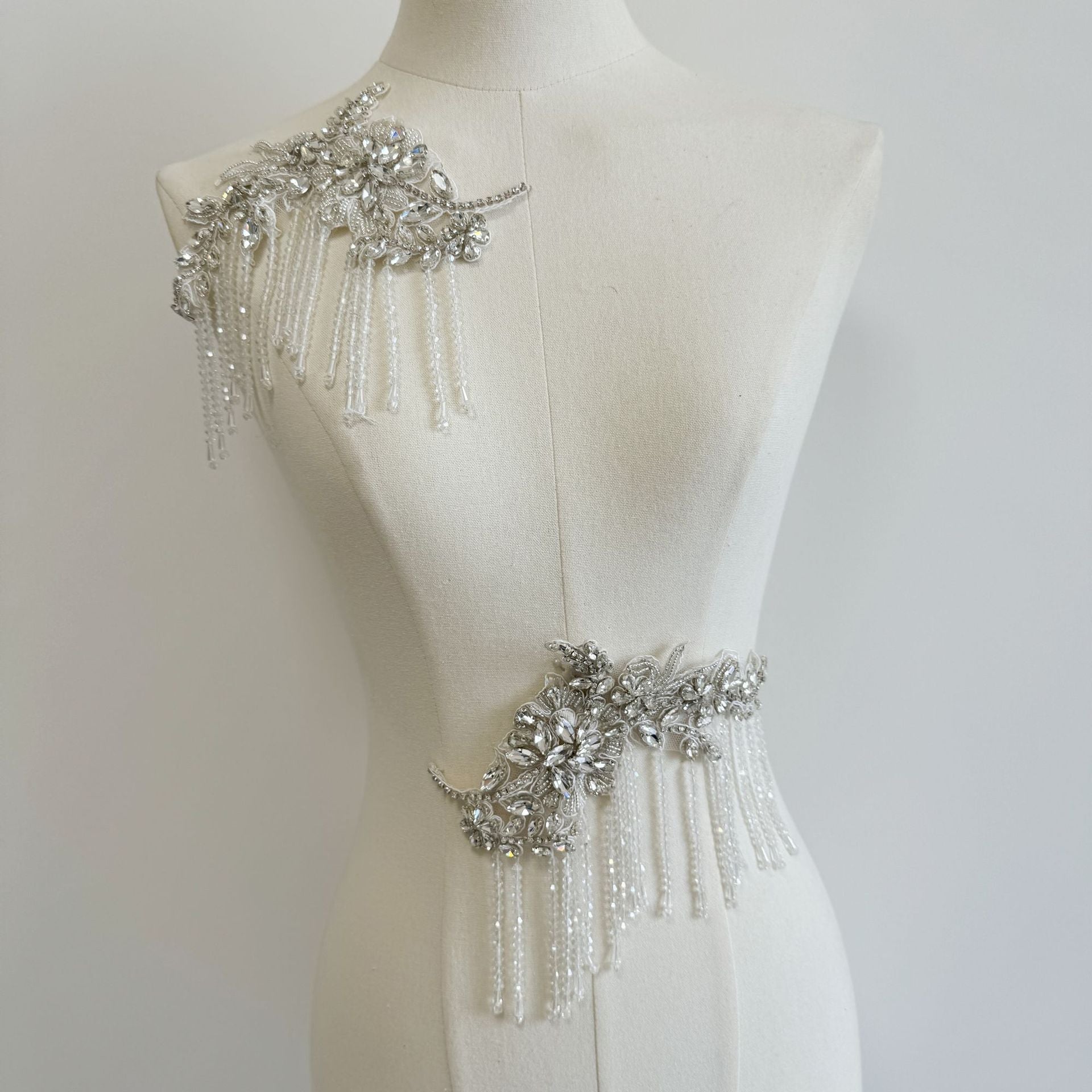 O1CN01eTvhKh2CucztwjkNi__2212893468534-0-cib_158ea9b5-8687-4d15-b28d-5227d4cd7748 SILVER-WHITE TASSEL RHINESTONE WEDDING GOWN APPLIQUÉ