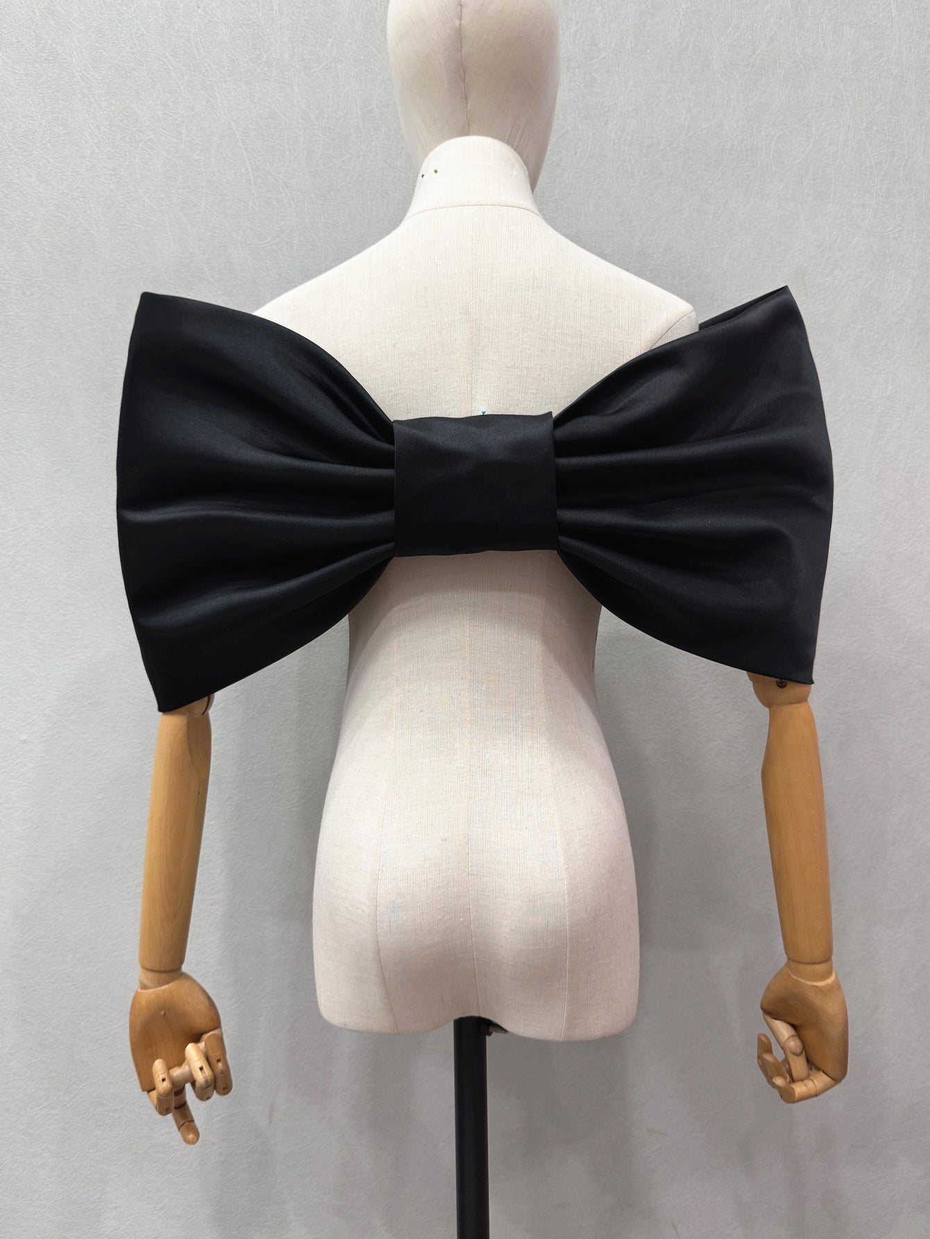OVERSIZED SATIN WHITE BOW BRIDAL SHOULDER PIECE
