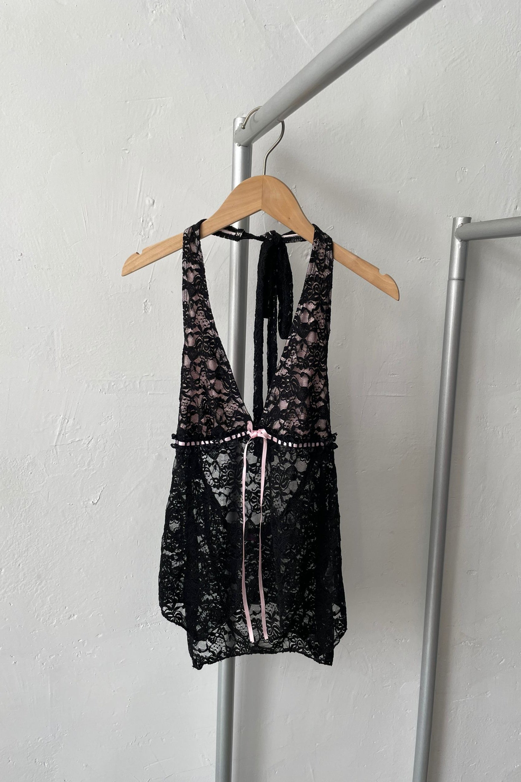 BACKLESS LACE HALTER TOP – BLACK, SEXY NIGHT OUT