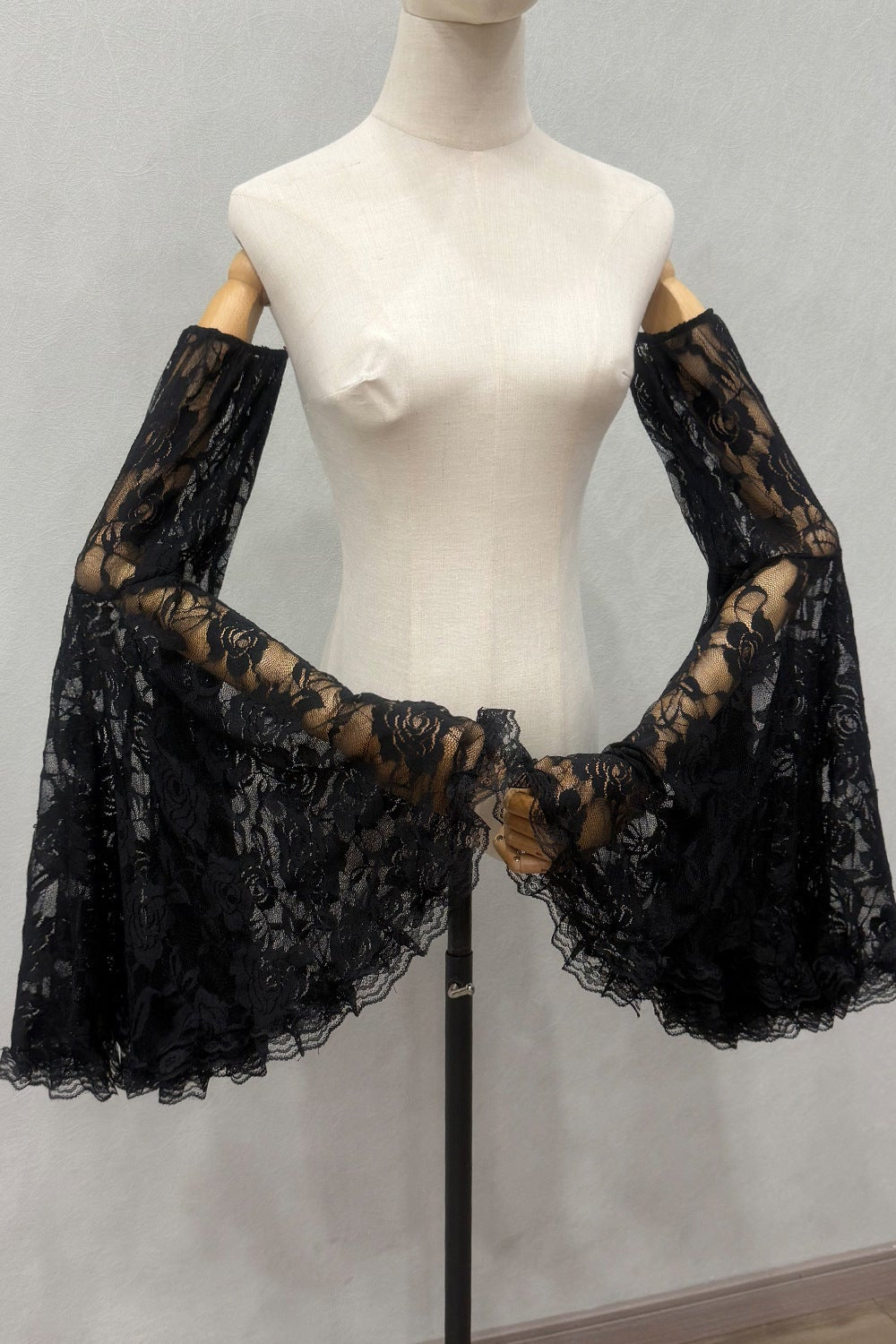 O1CN01pLDS9m1J8ioKF6nMh__2214221780984-0-cib BLACK ROSE LACE FLARE SLEEVE COVER UP