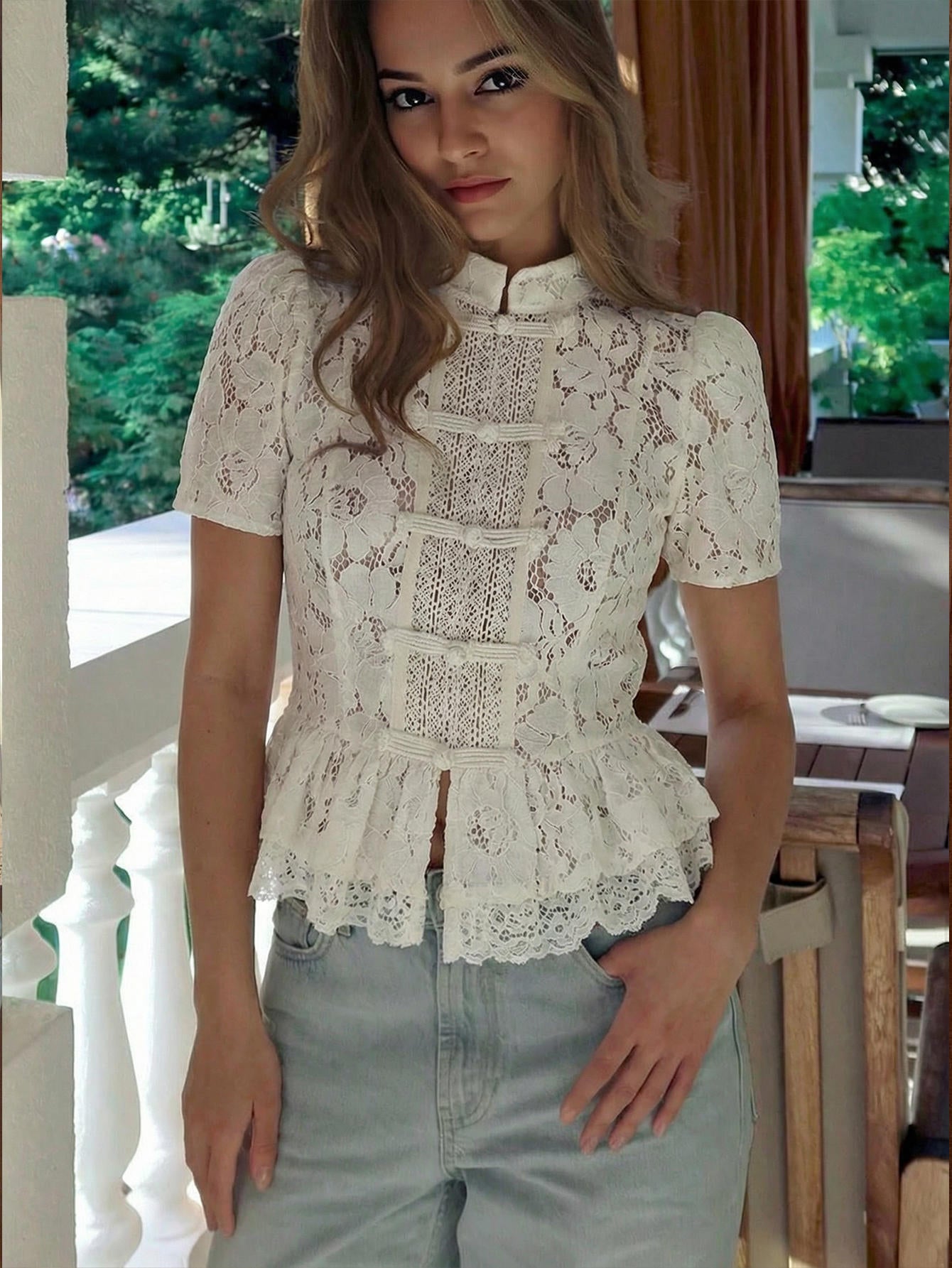 WHITE LACE STAND-UP COLLAR TOP