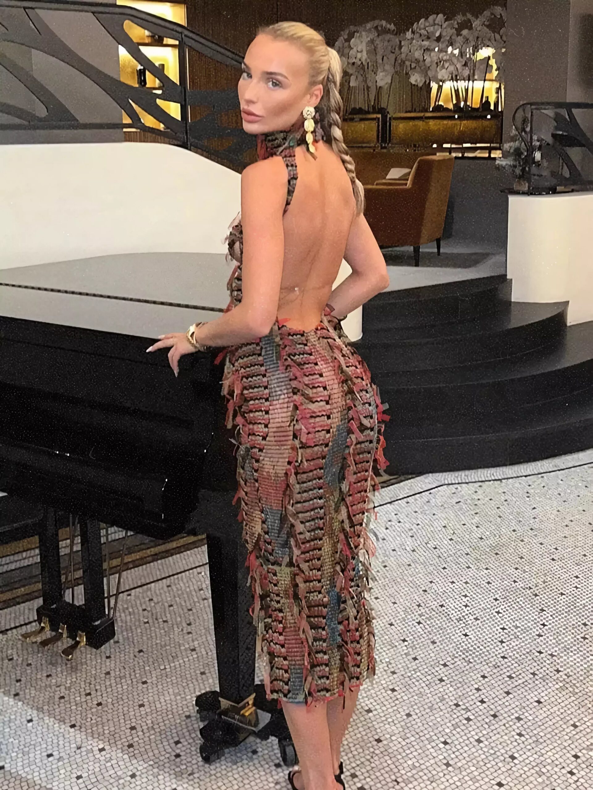 BRITNEY MIDI DRESS: ELEGANT SILHOUETTE FOR EVENTS
