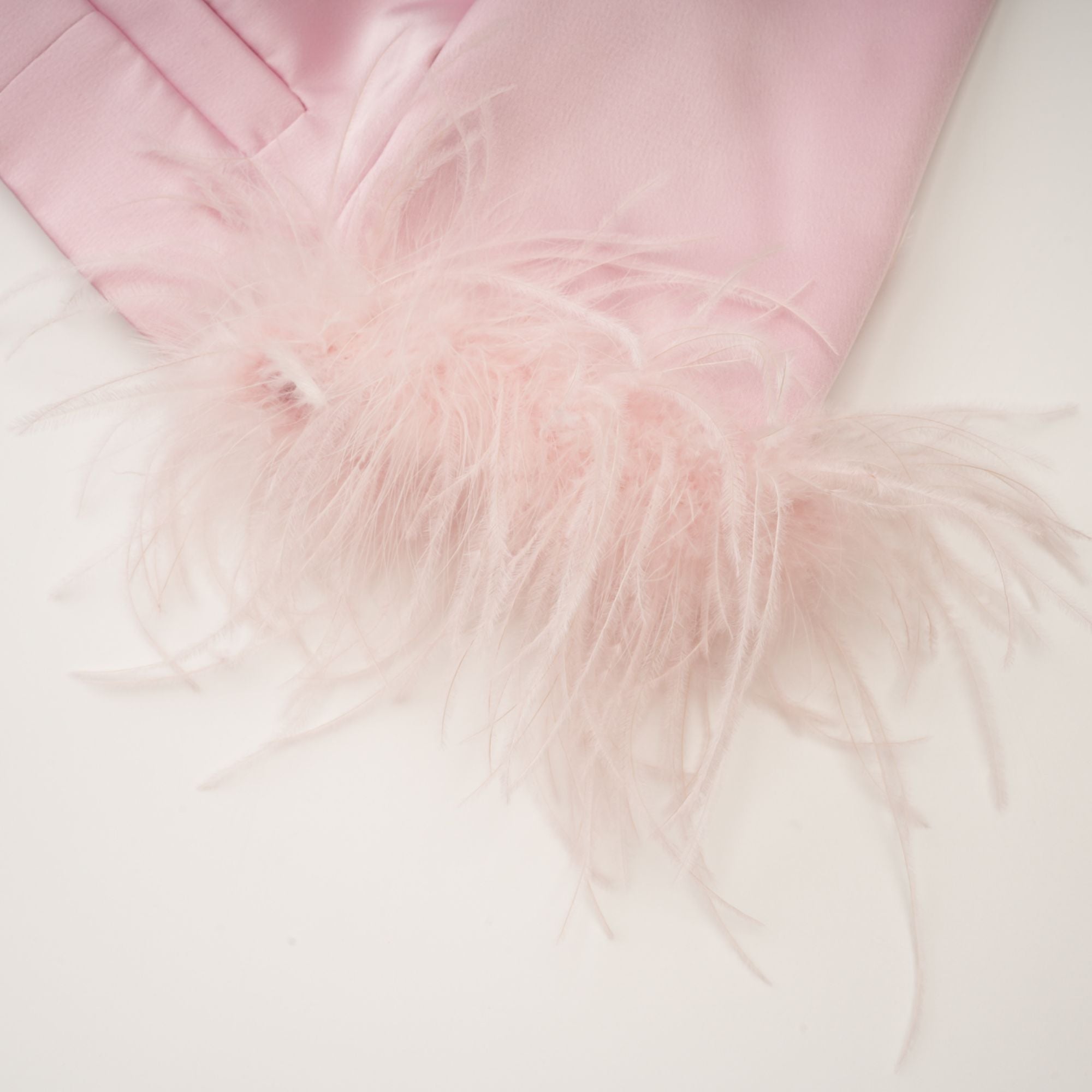 SNY05644 FLAVIA SATIN FEATHER MATCHING SET FOR PARTIES