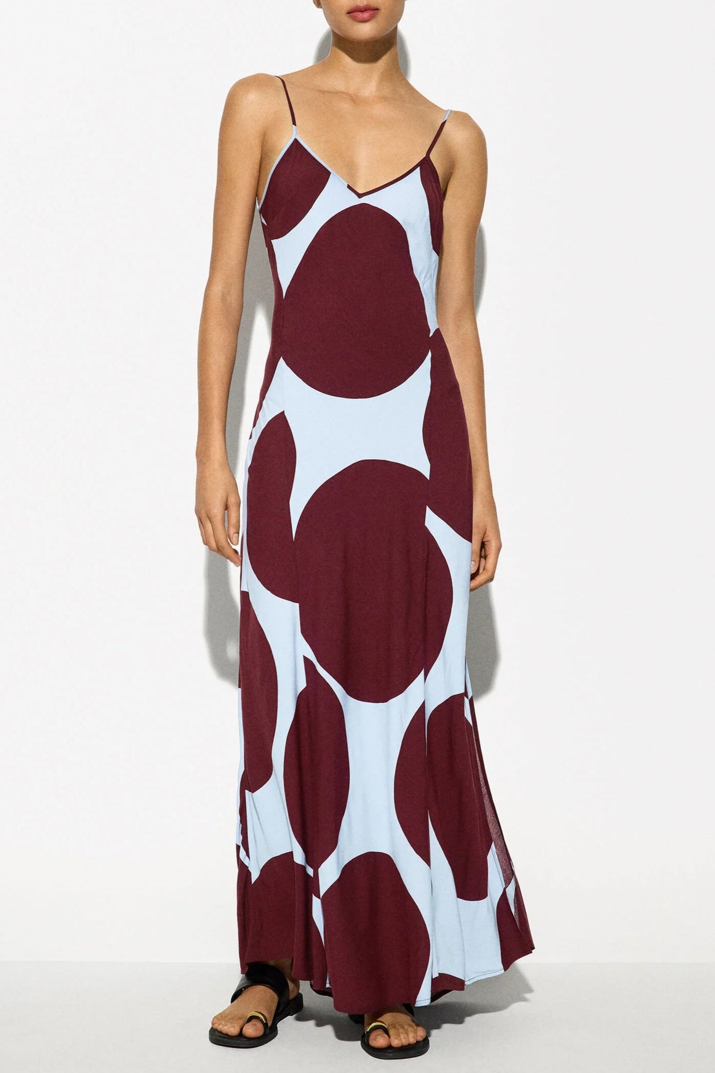 Strappydressimagenumber0.0 STRAPPY DRESS: ELEGANT SILHOUETTE FOR WEDDING GUEST