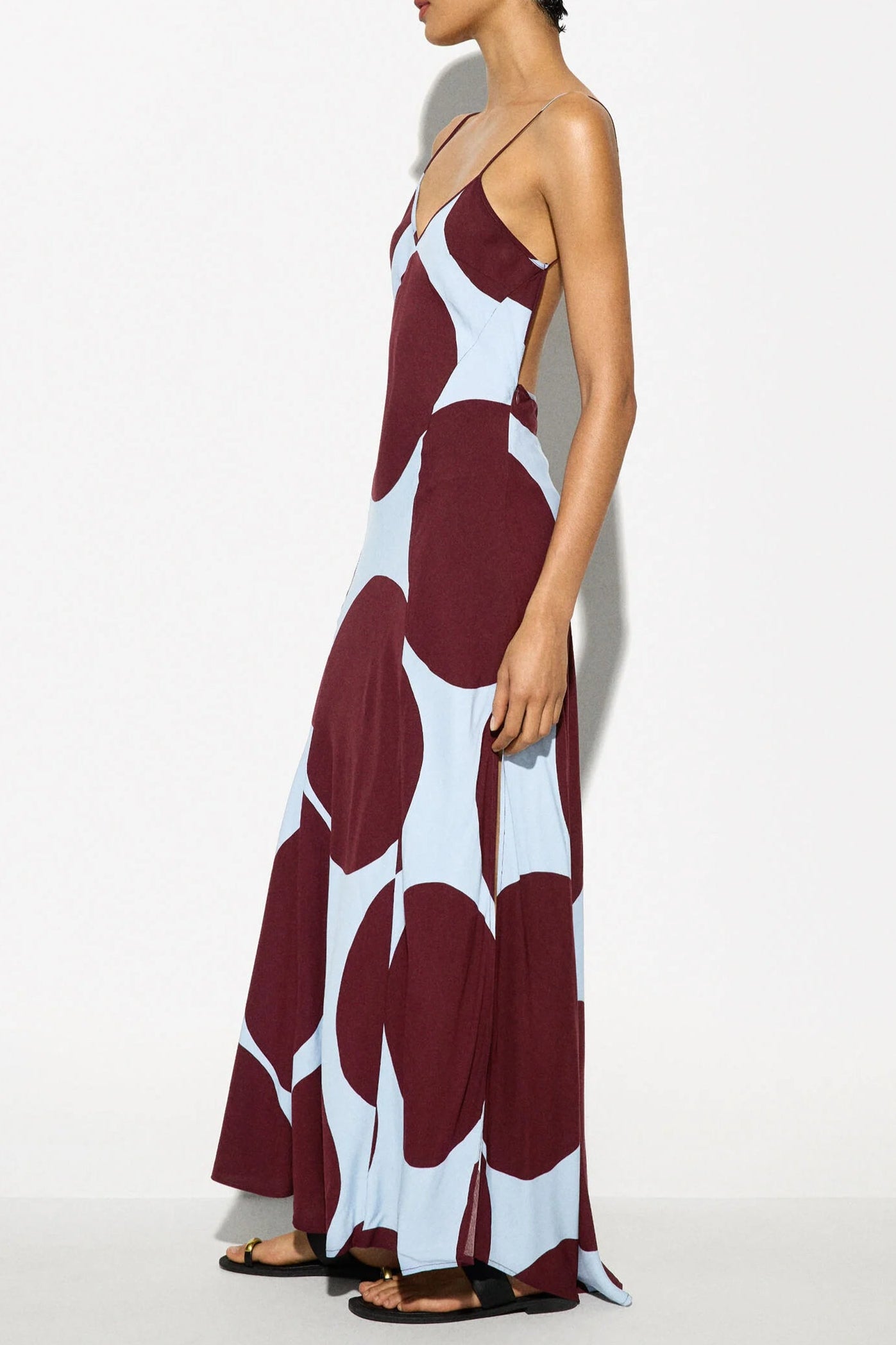 STRAPPY DRESS: ELEGANT SILHOUETTE FOR WEDDING GUEST